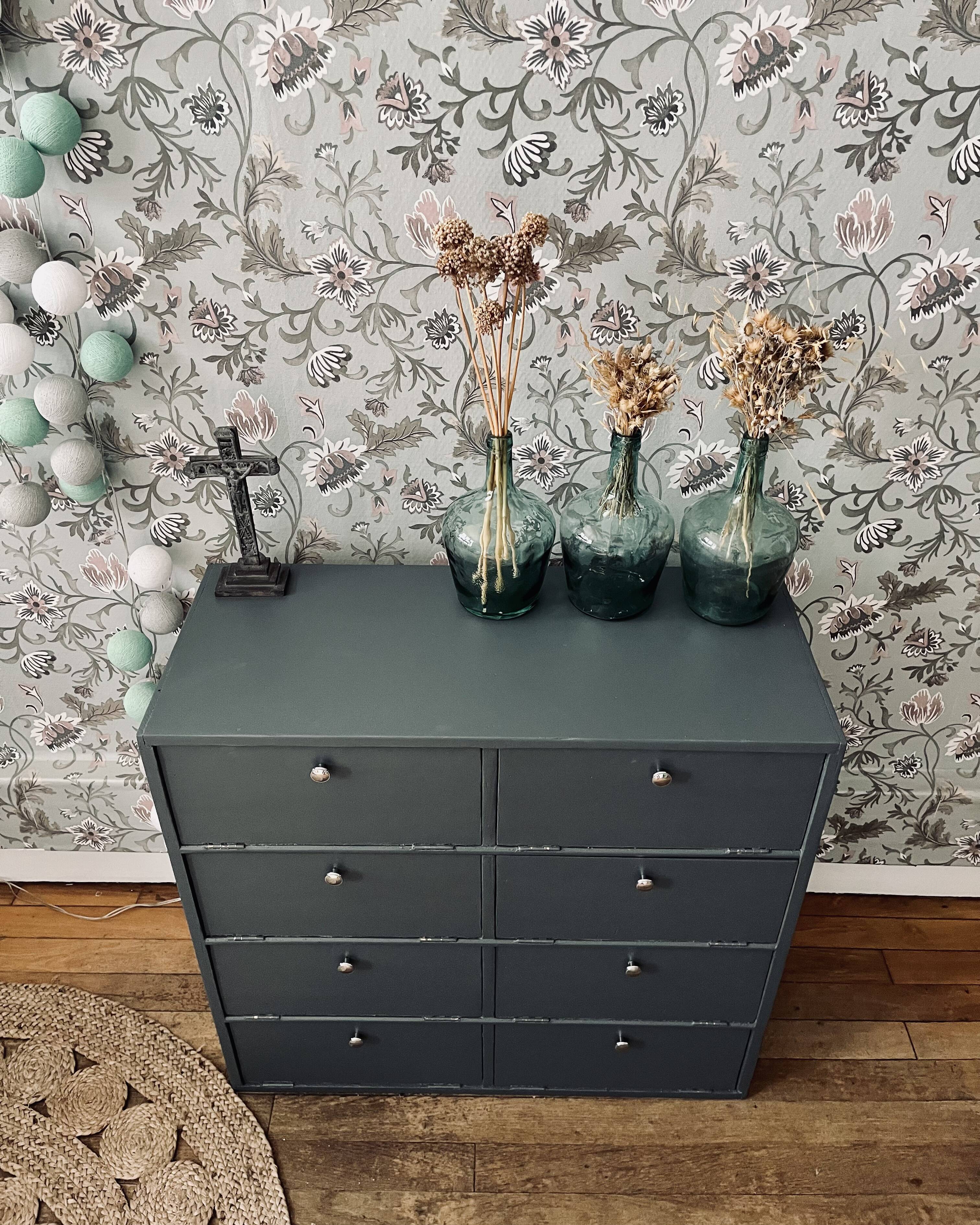 Loom furniture with clamshell lockers