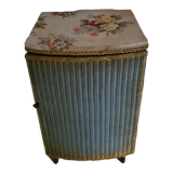 Meuble bleu pastel en rotin et tissu vintage