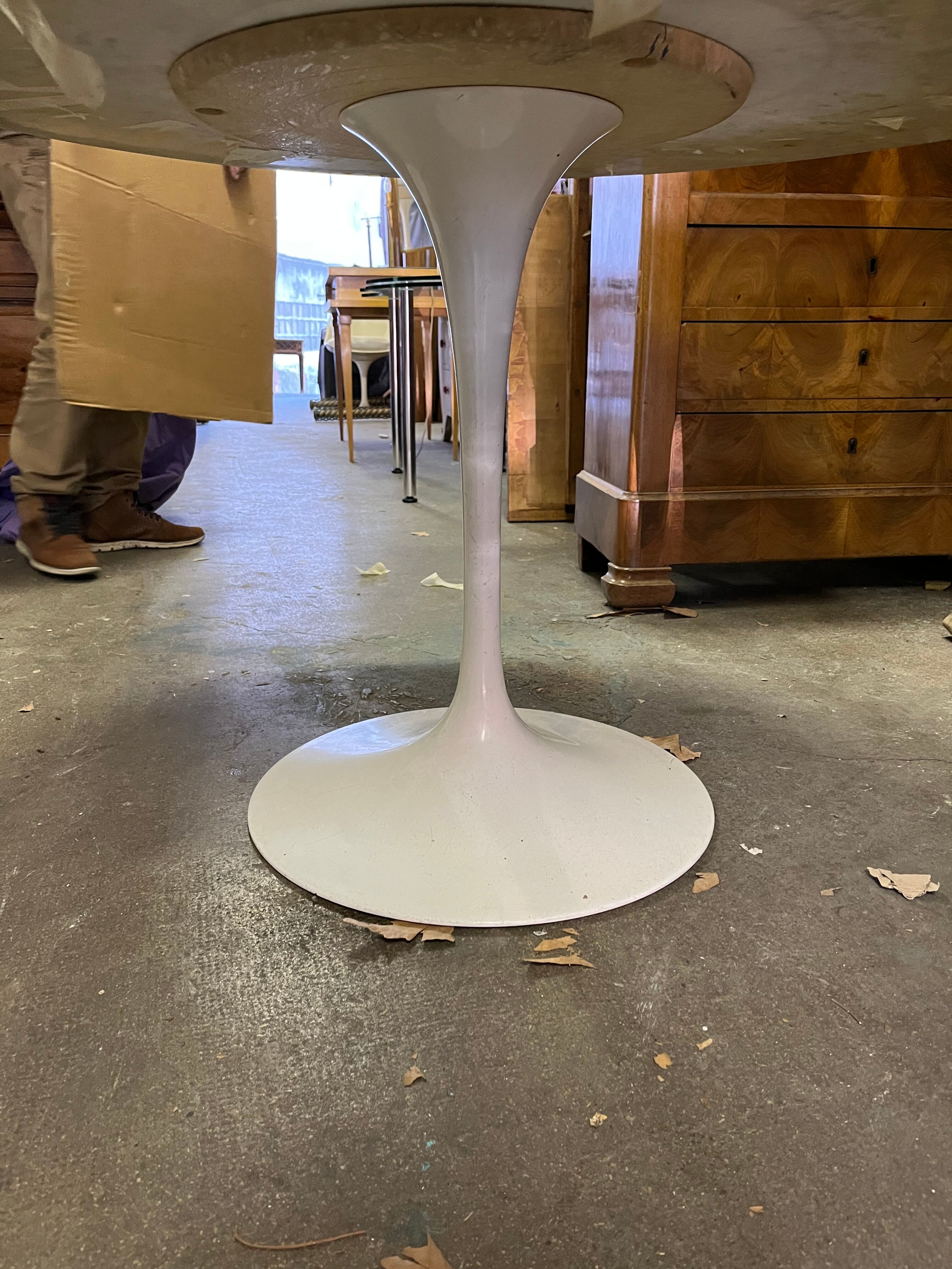 Marble round table by Ereo Saarinen , Knoll edition