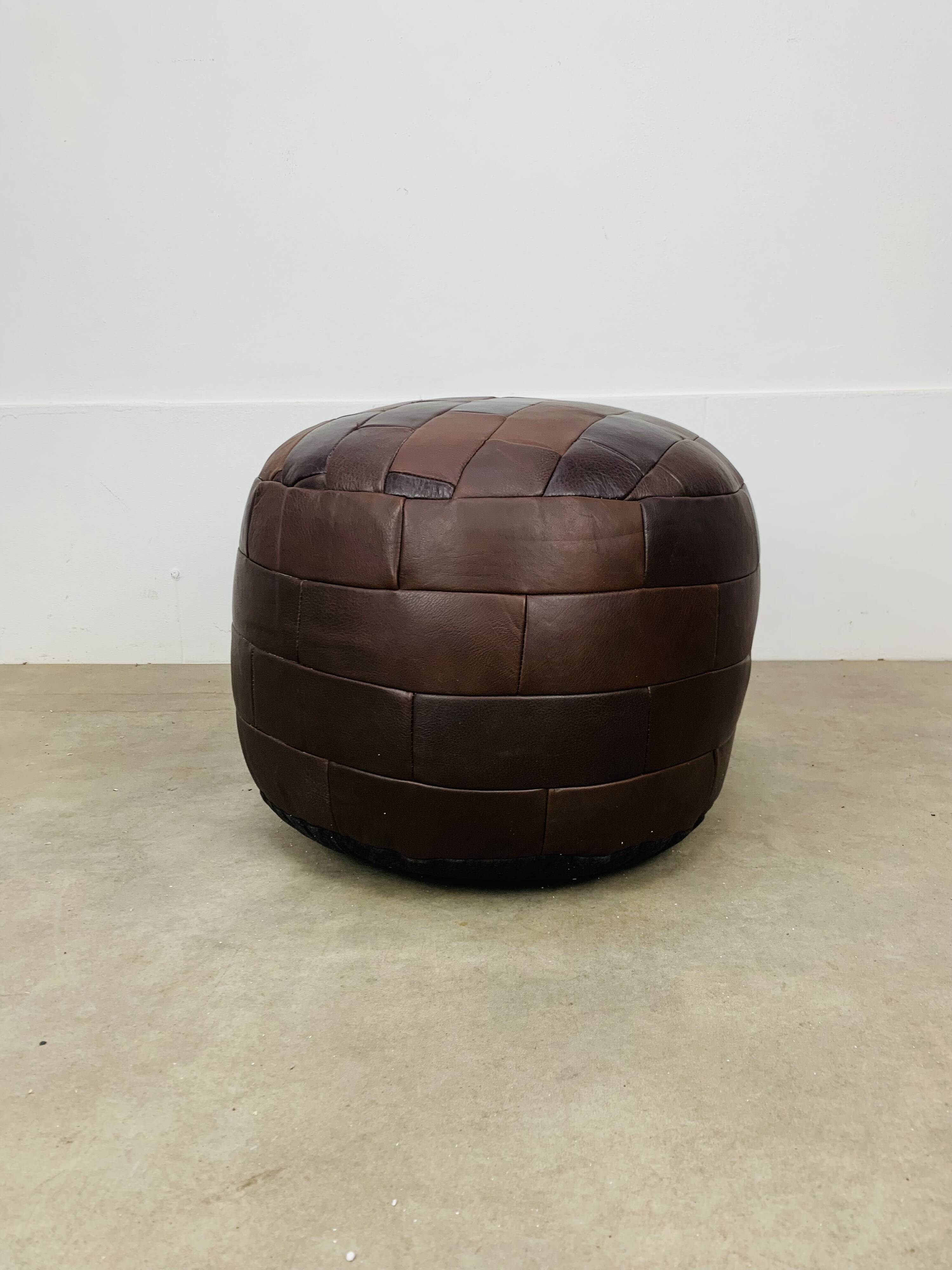 Pouf en patchwork de cuir dans le goût de De Sede, années 70