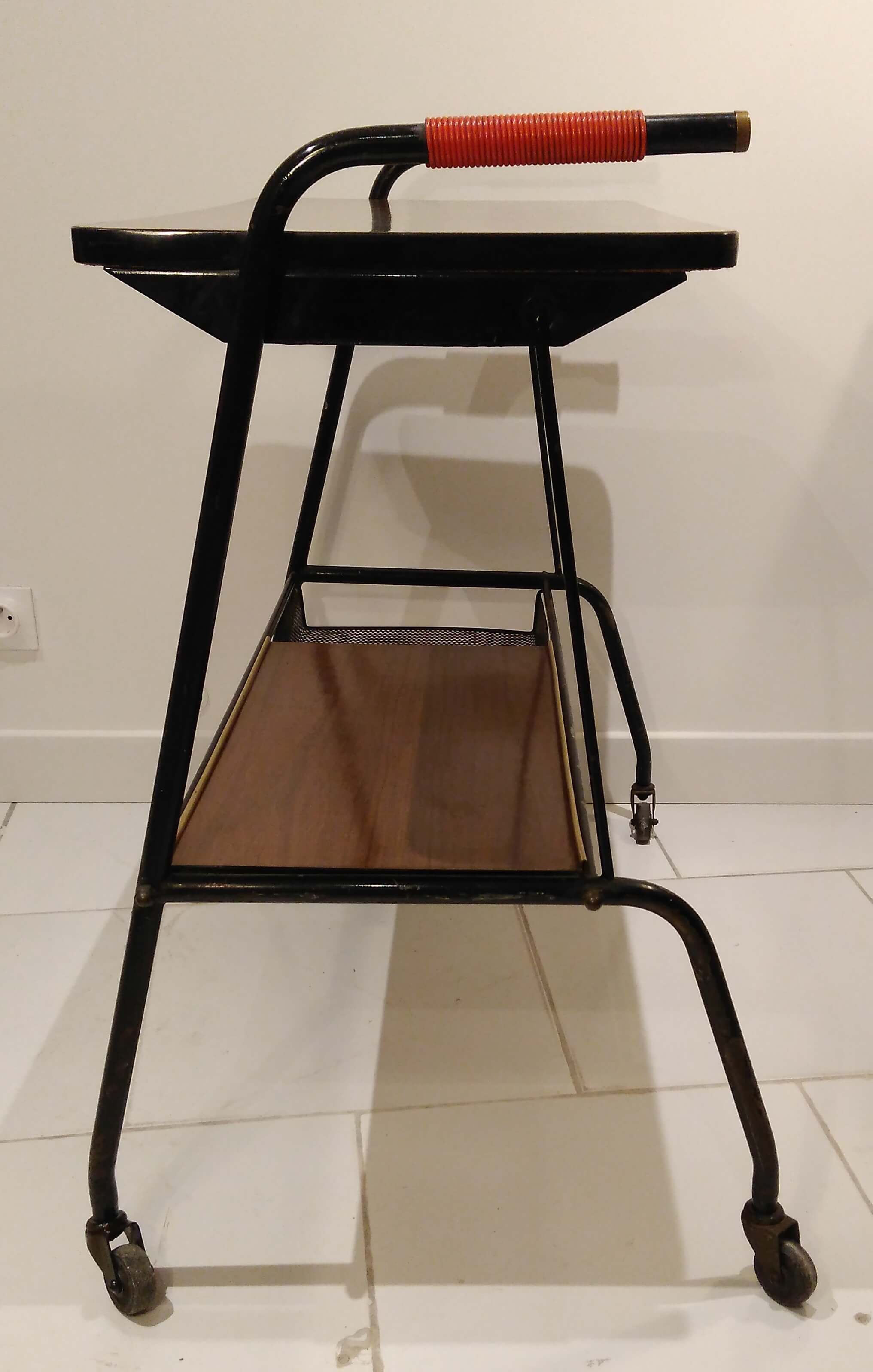 Red scoubidou handles wheeled serving table