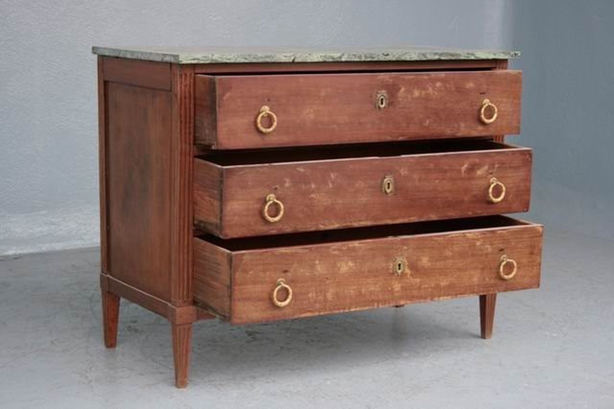 Commode de style Louis XVI en acajou