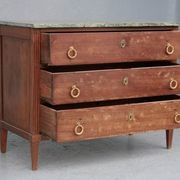 Commode de style Louis XVI en acajou