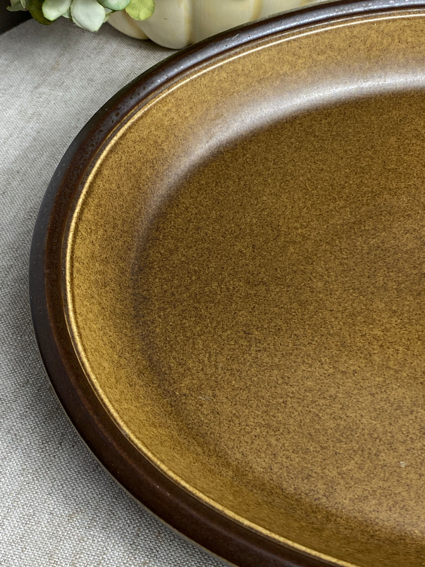 Oval dish in glazed stoneware