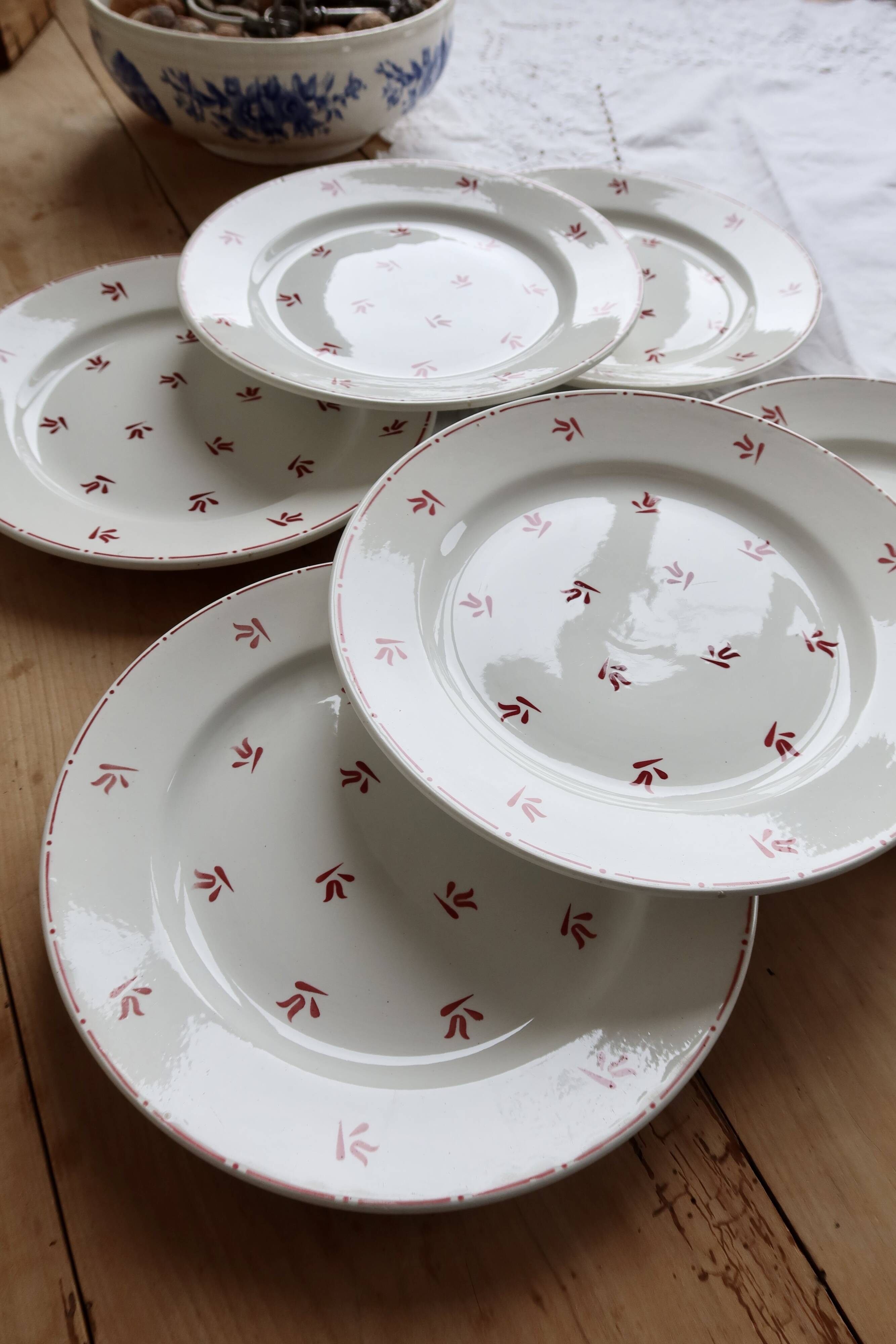 6 vintage flat plates from Nimy with red patterns.