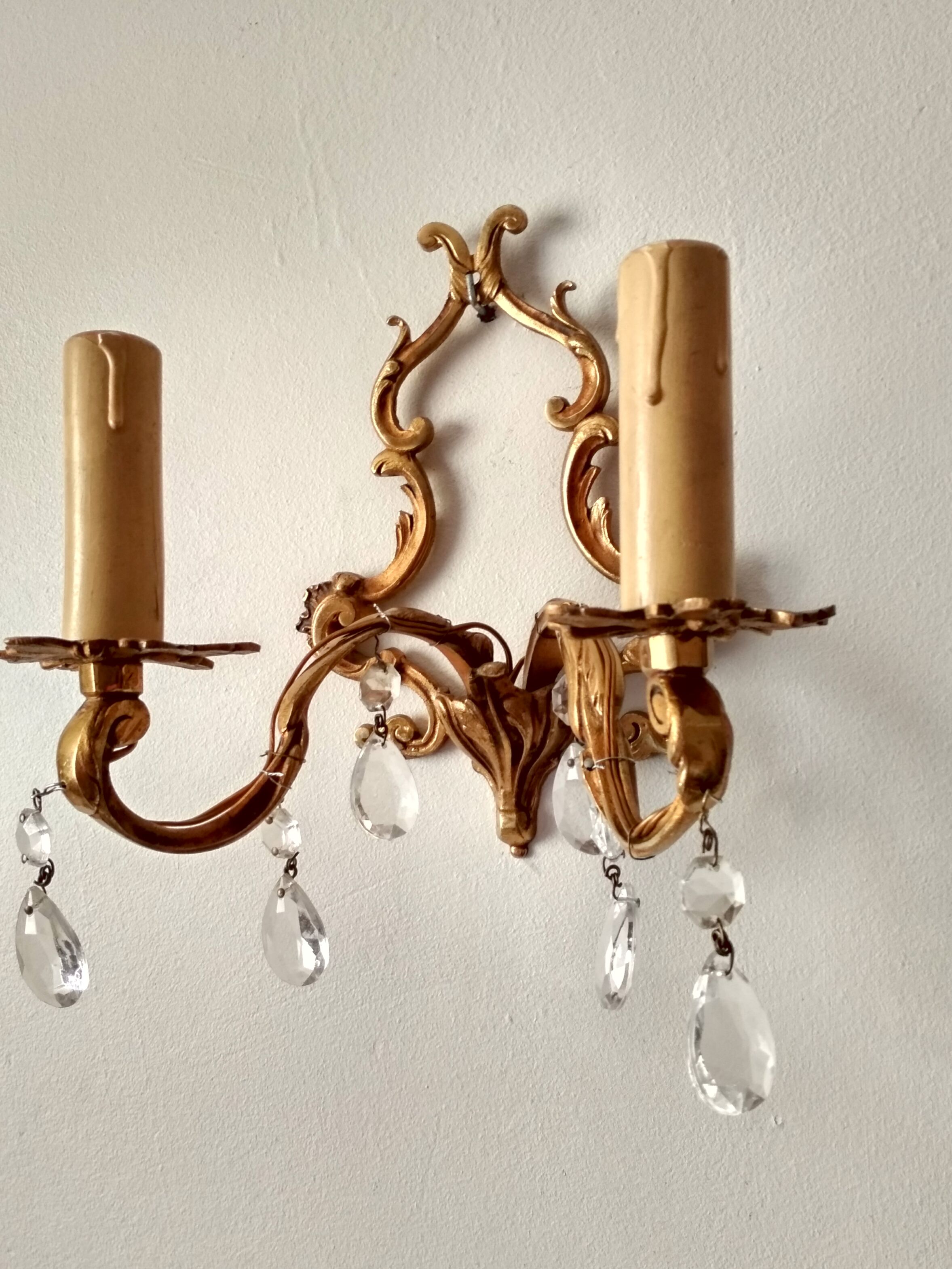 Rococo-style wall lamp in gilded bronze and crystal stamps