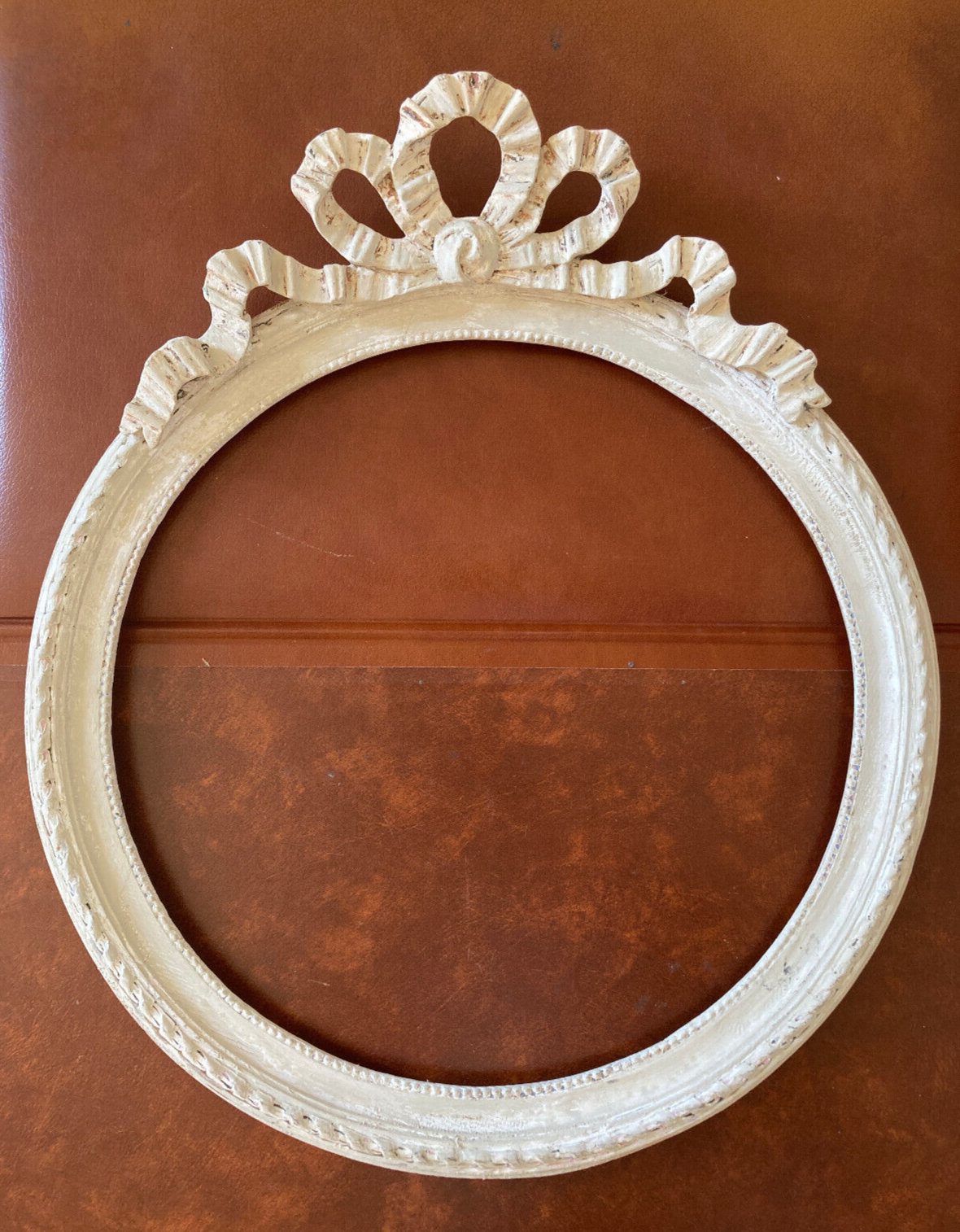 Large round carved wooden frame with ribbon knot decoration - Shabby chic