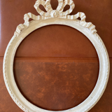 Large round carved wooden frame with ribbon knot decoration - Shabby chic