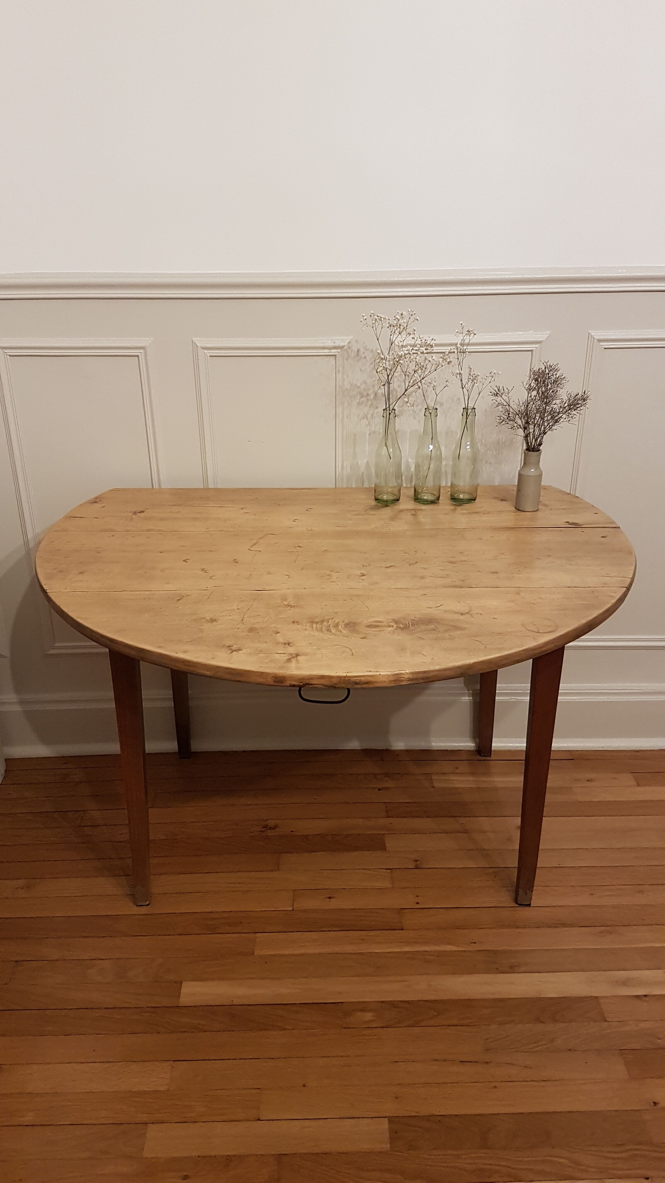 Round table with flaps