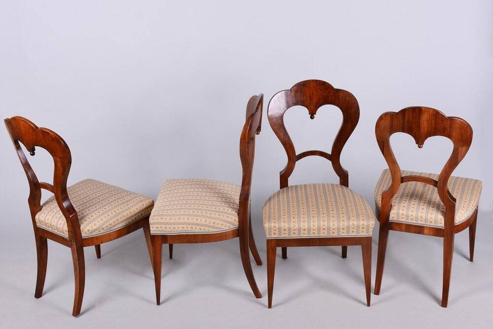 Biedermeier Chairs in Walnut, Austria, 1830s, Set of 4