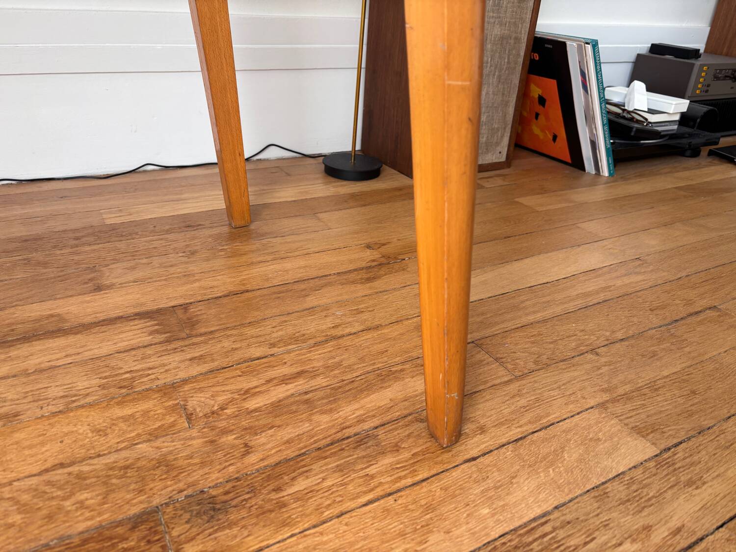 Desk with tapered legs