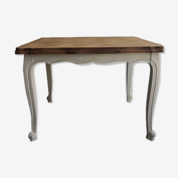 Shabby table with extension cords