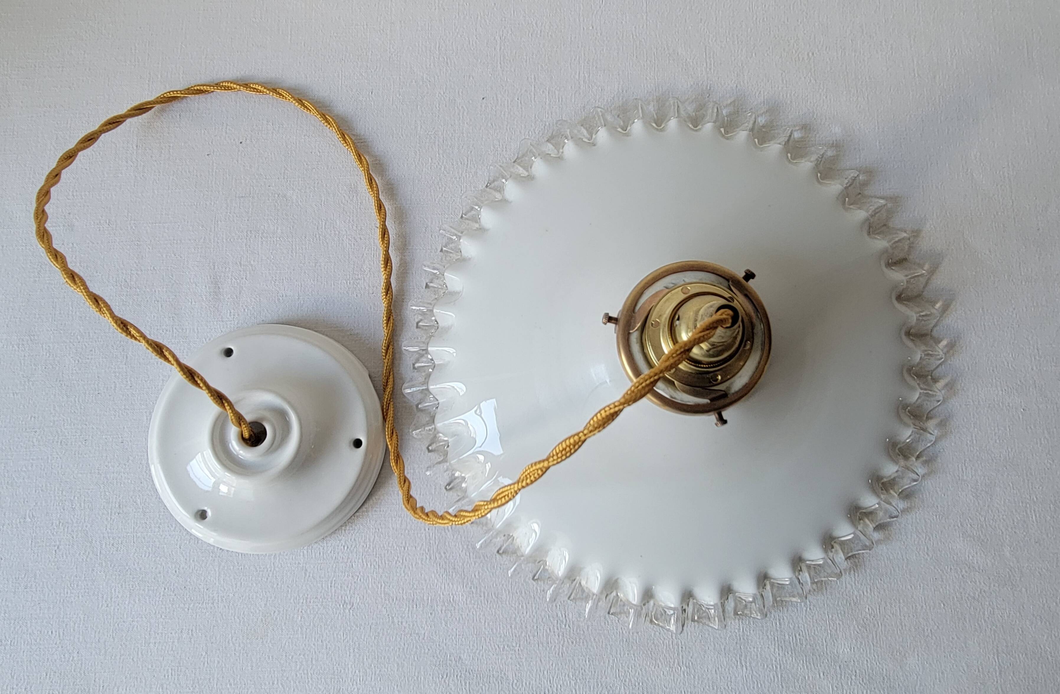 Pendant in serrated opaline