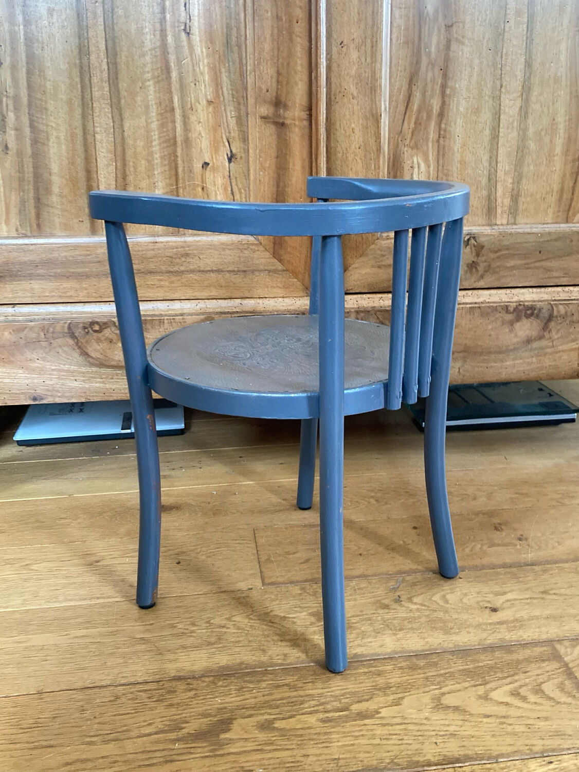 Curved wooden armchair from the late 19th/early 20th century.