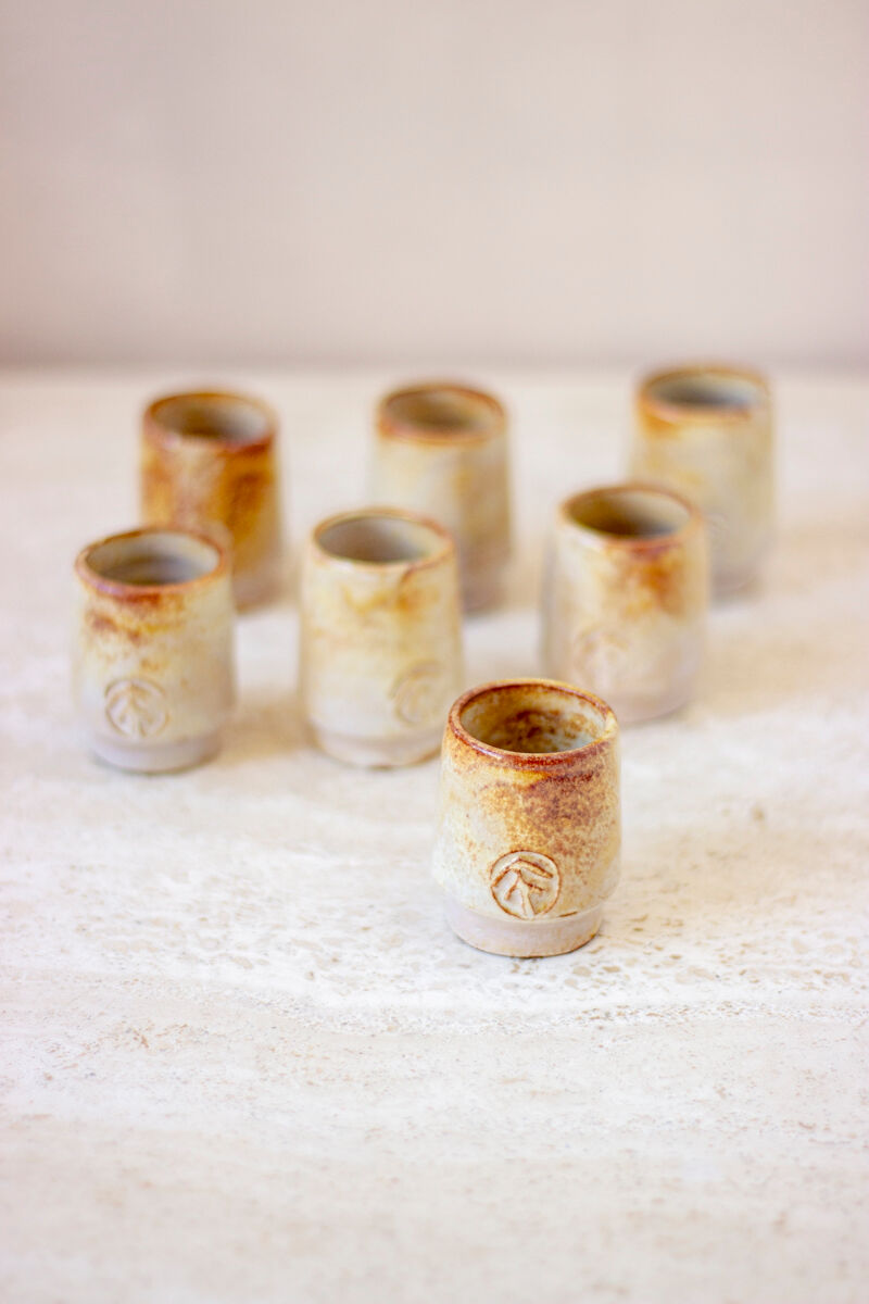 7 verres à liqueur en grès