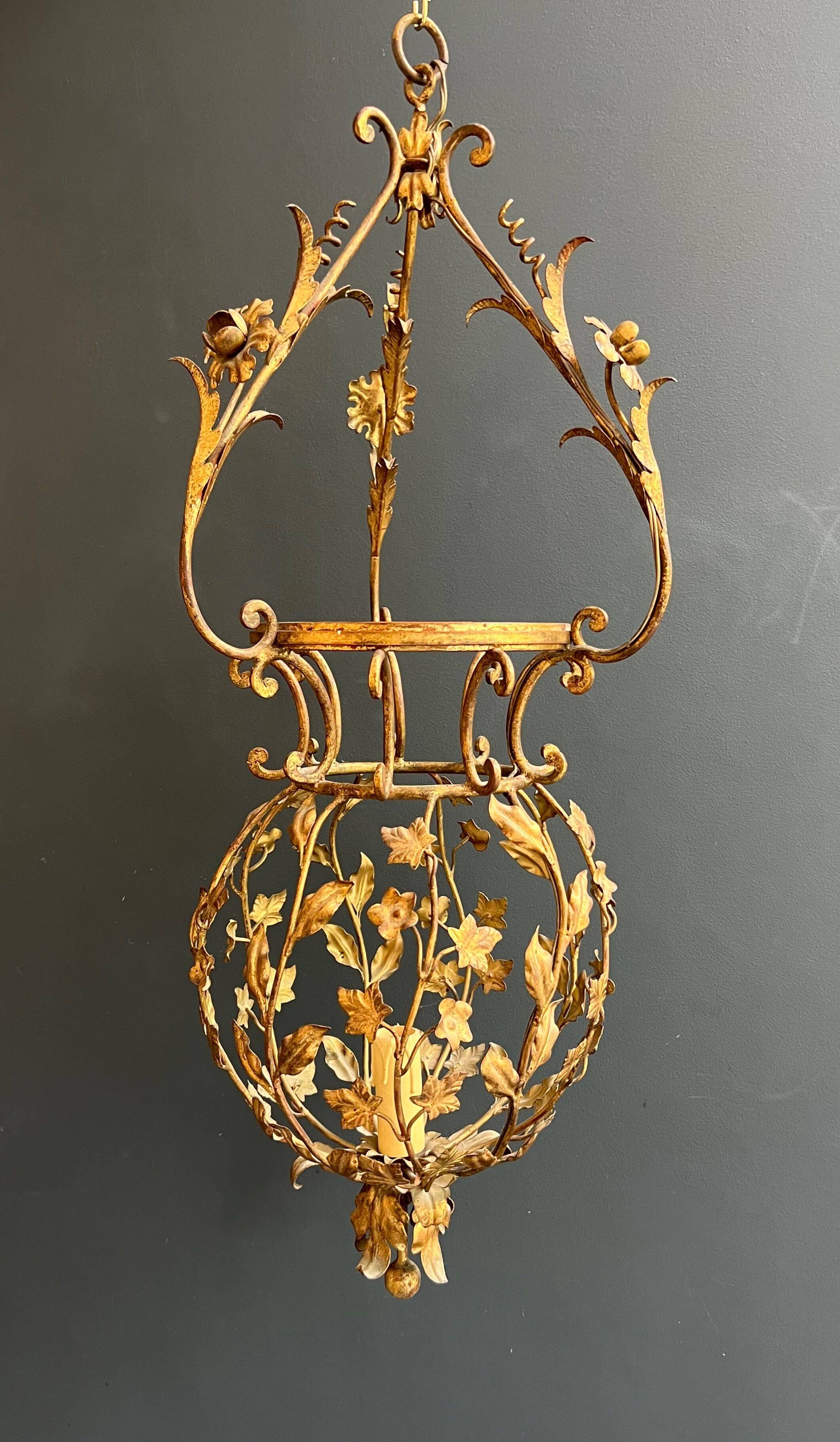 Important golden iron lantern with foliage decorations from the Baguès house.