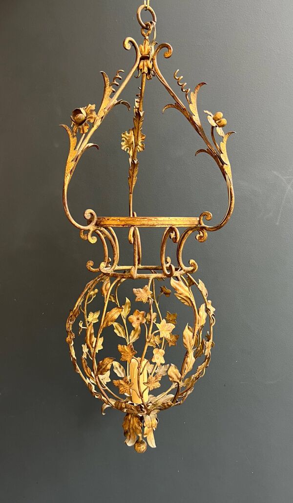 Suspension en fer doré à décor de feuillages de la maison Baguès