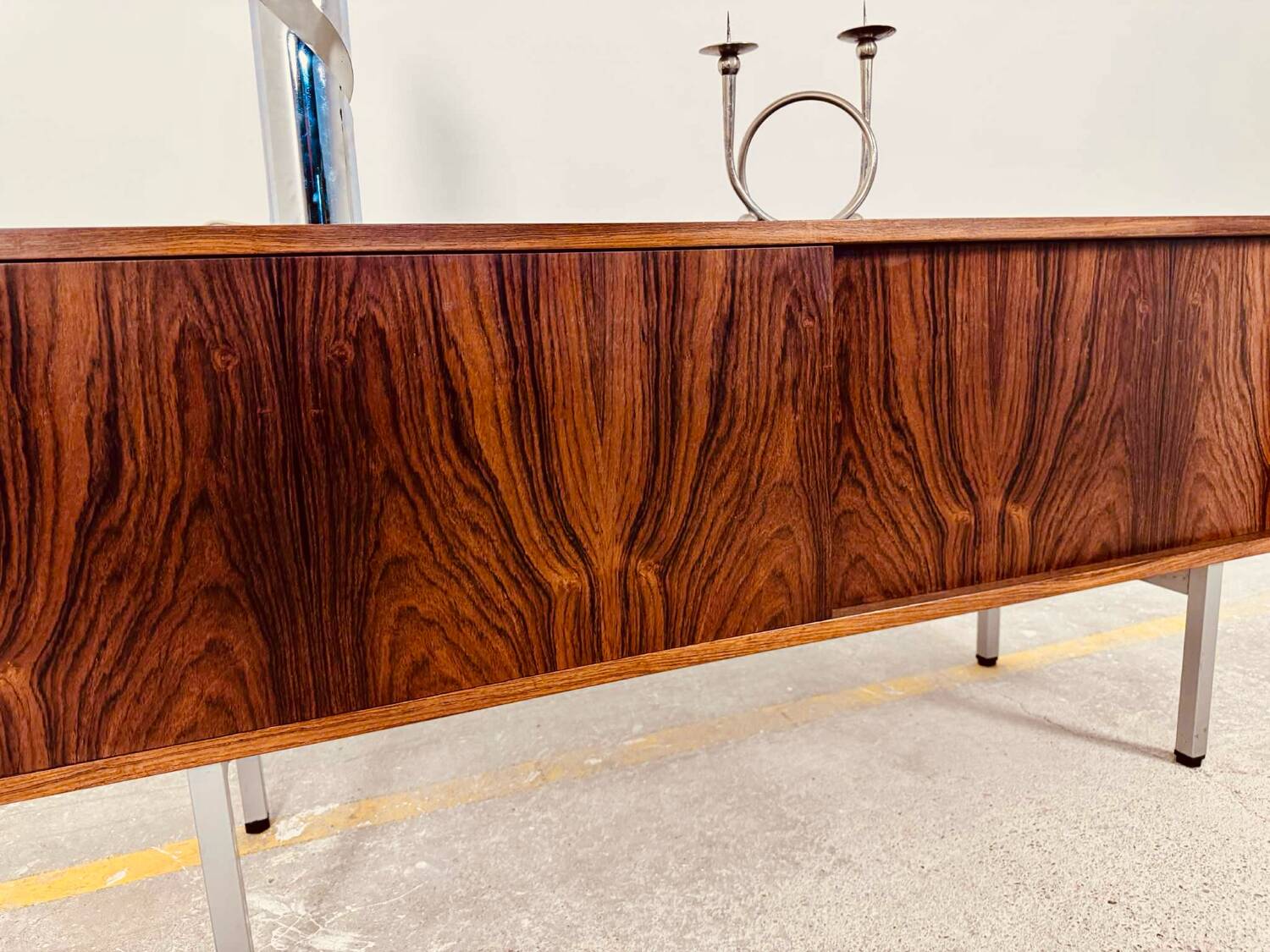 Small enfilade, 142 cm long, with 2 doors in rosewood.