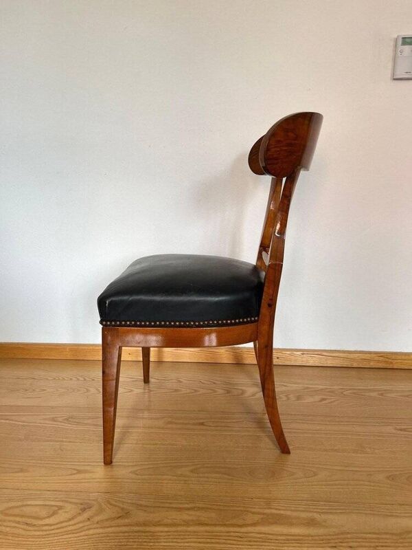 Chaise Pelle Biedermeier en placage de noyer et cuir noir, Autriche, années 1820.
