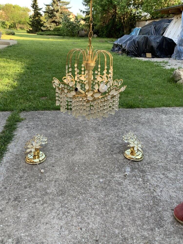 Mid-century chandelier and 2 wall sconces in gilded brass and clear glass, 1960s.
