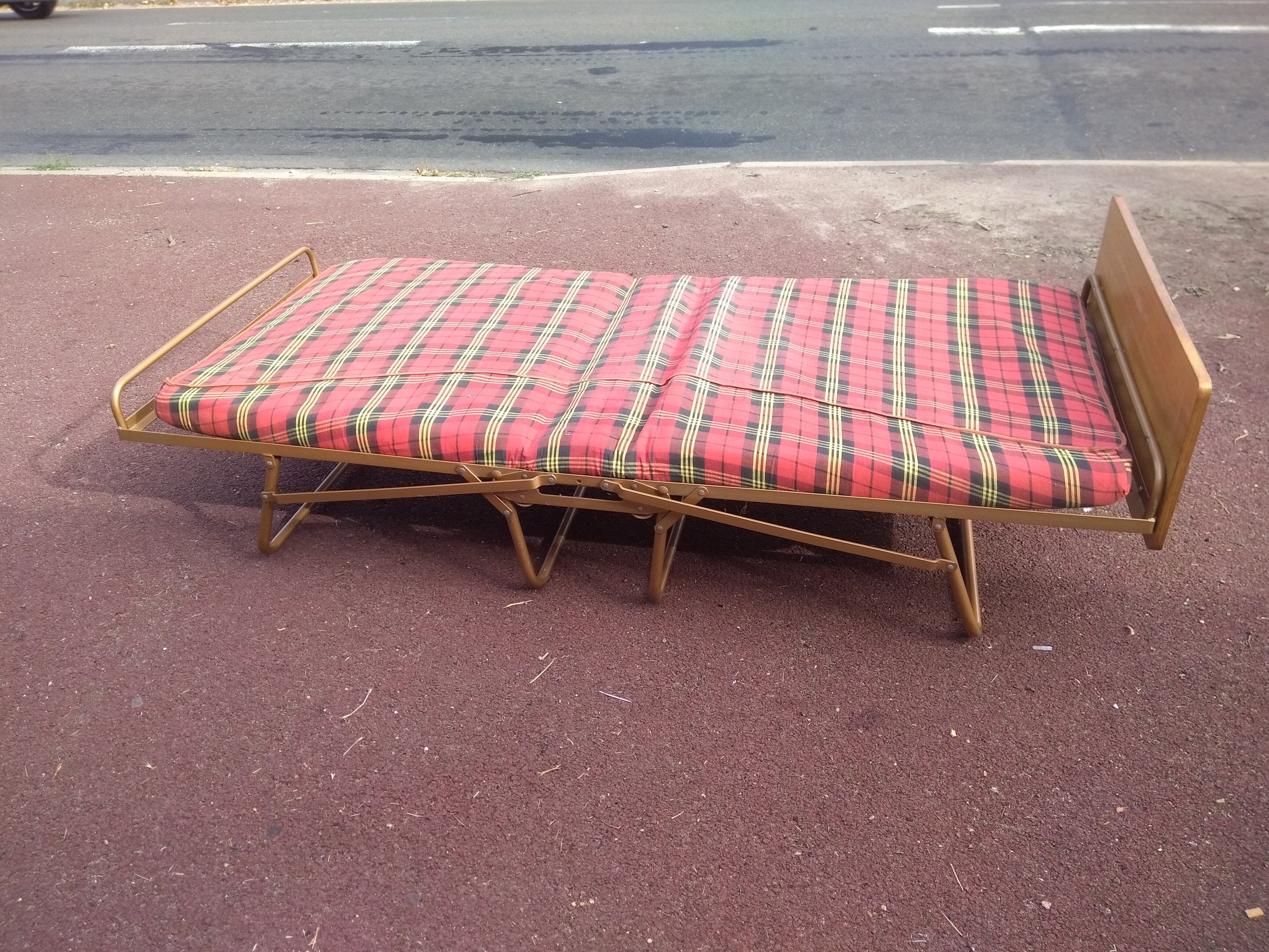 Folding bed