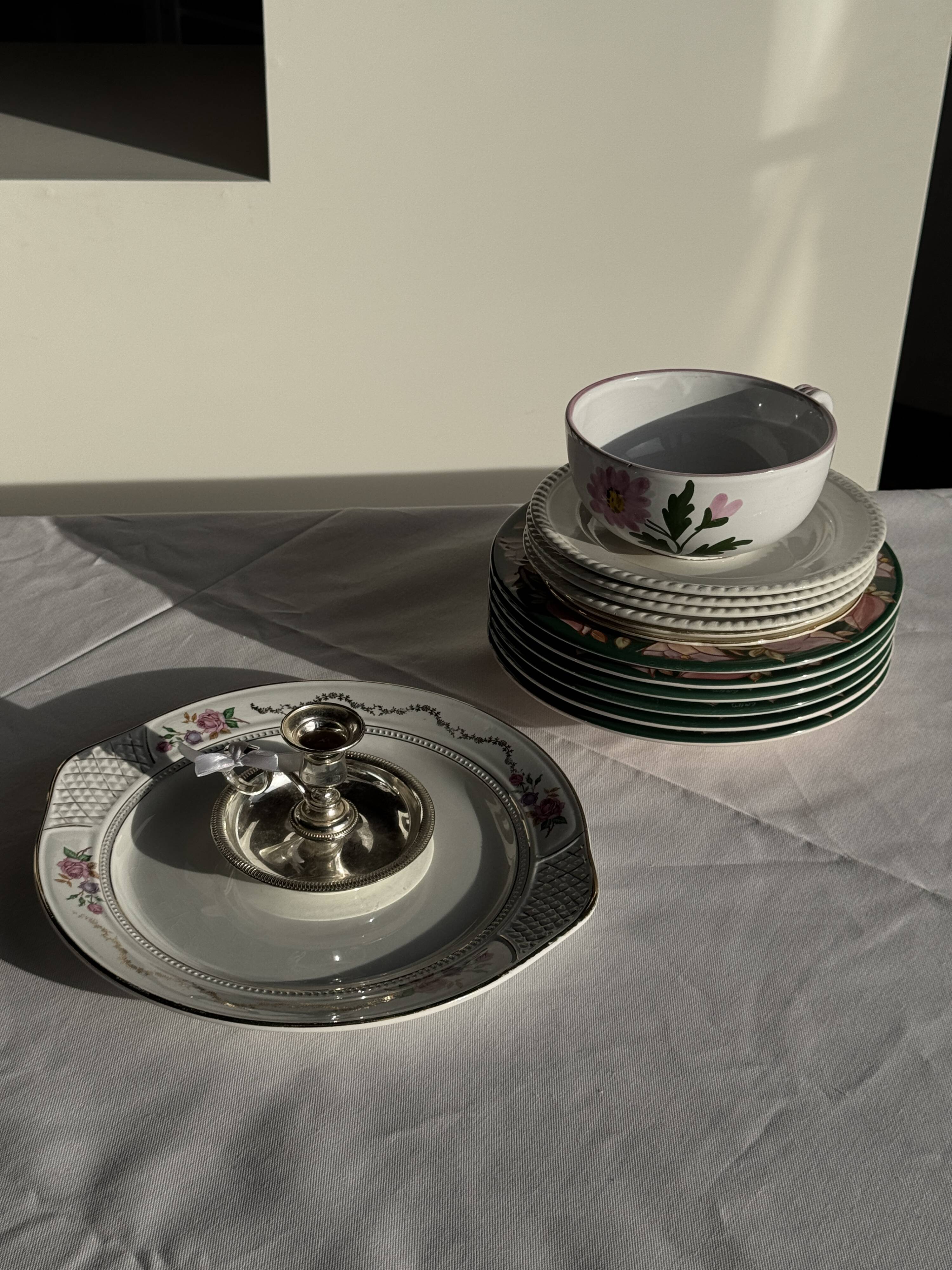 Large earthenware cup with pink trim and pink flower pattern H7 D15