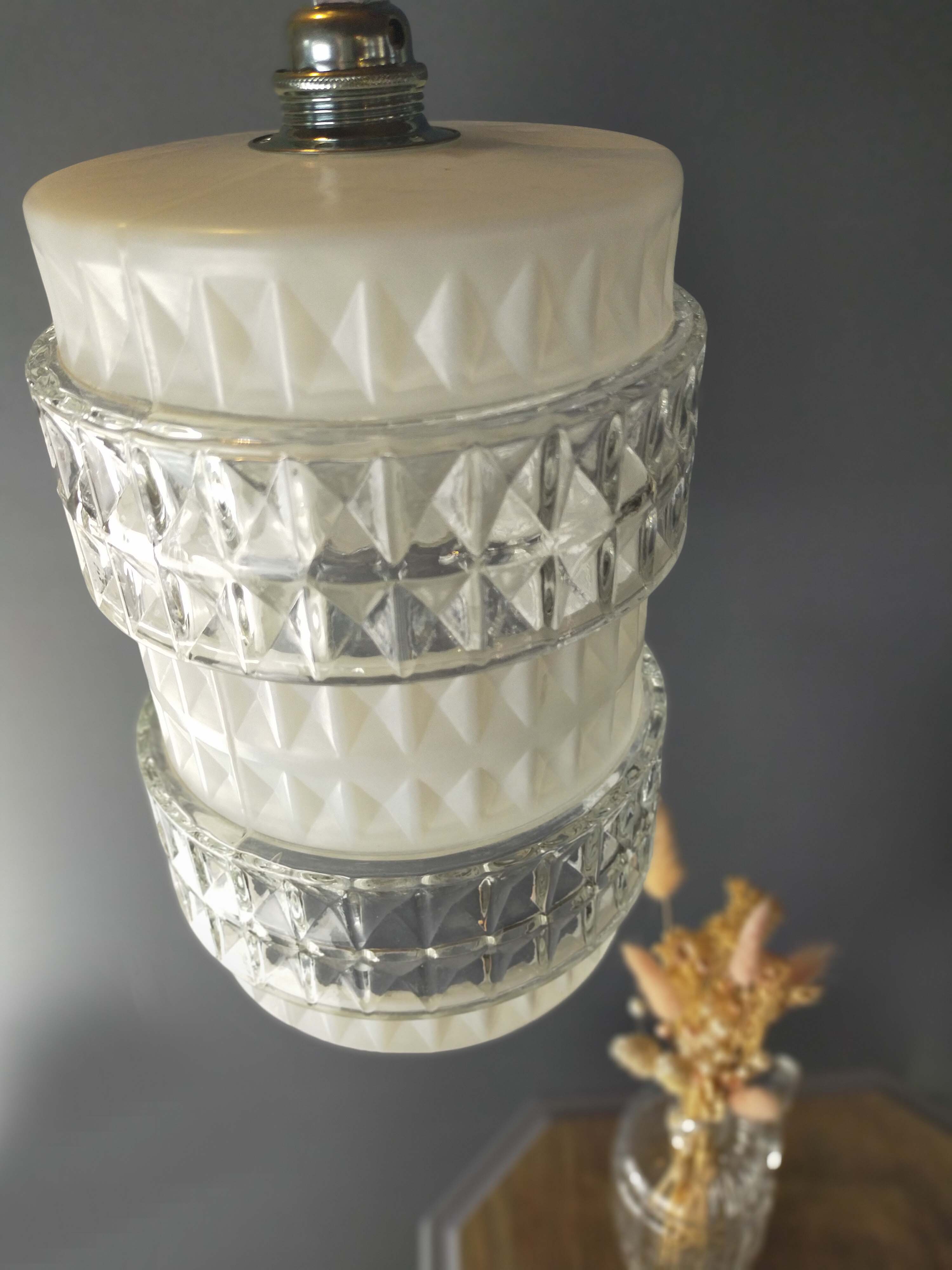 White and transparent glass suspension