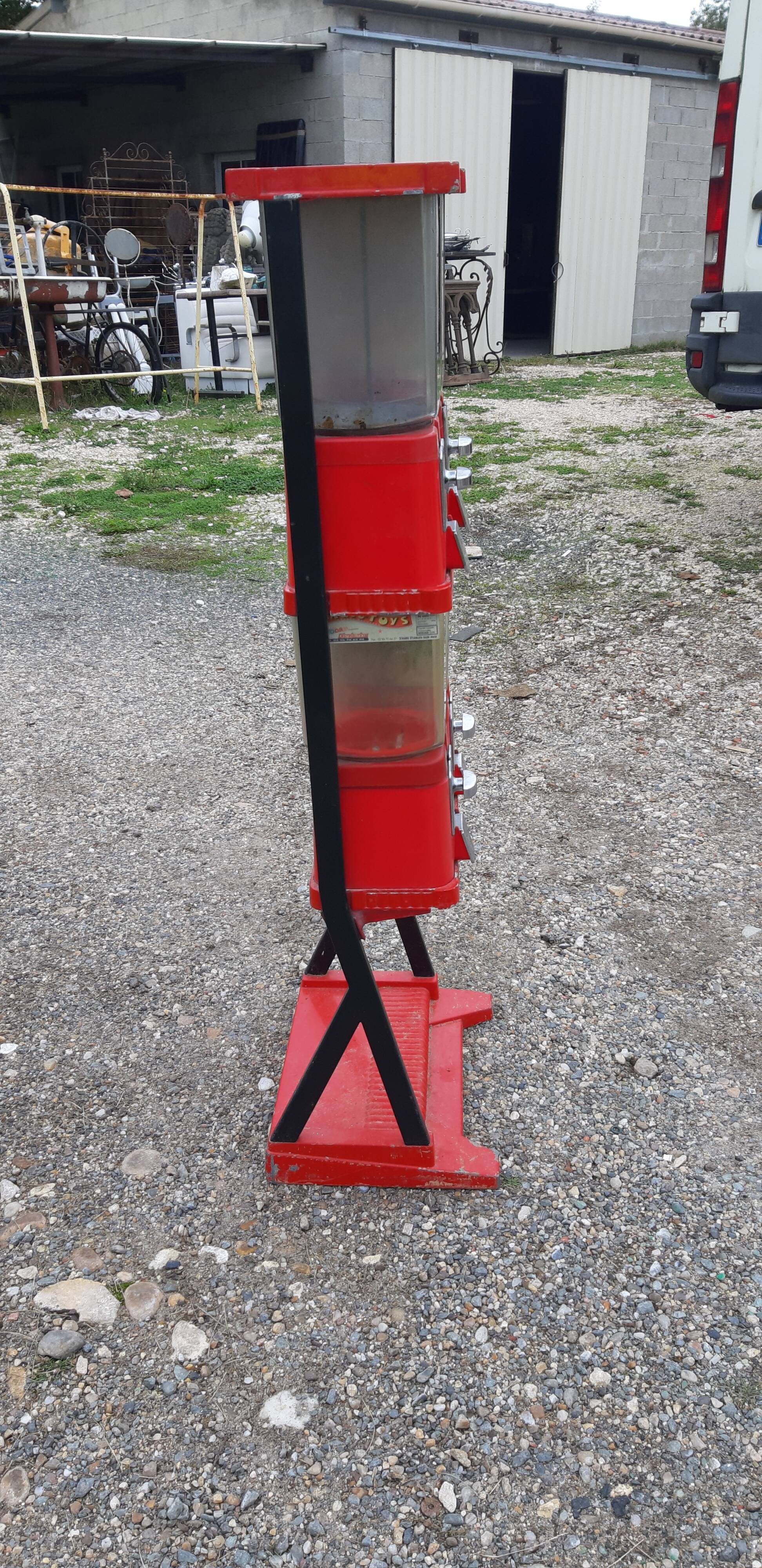Brabo candy dispenser
