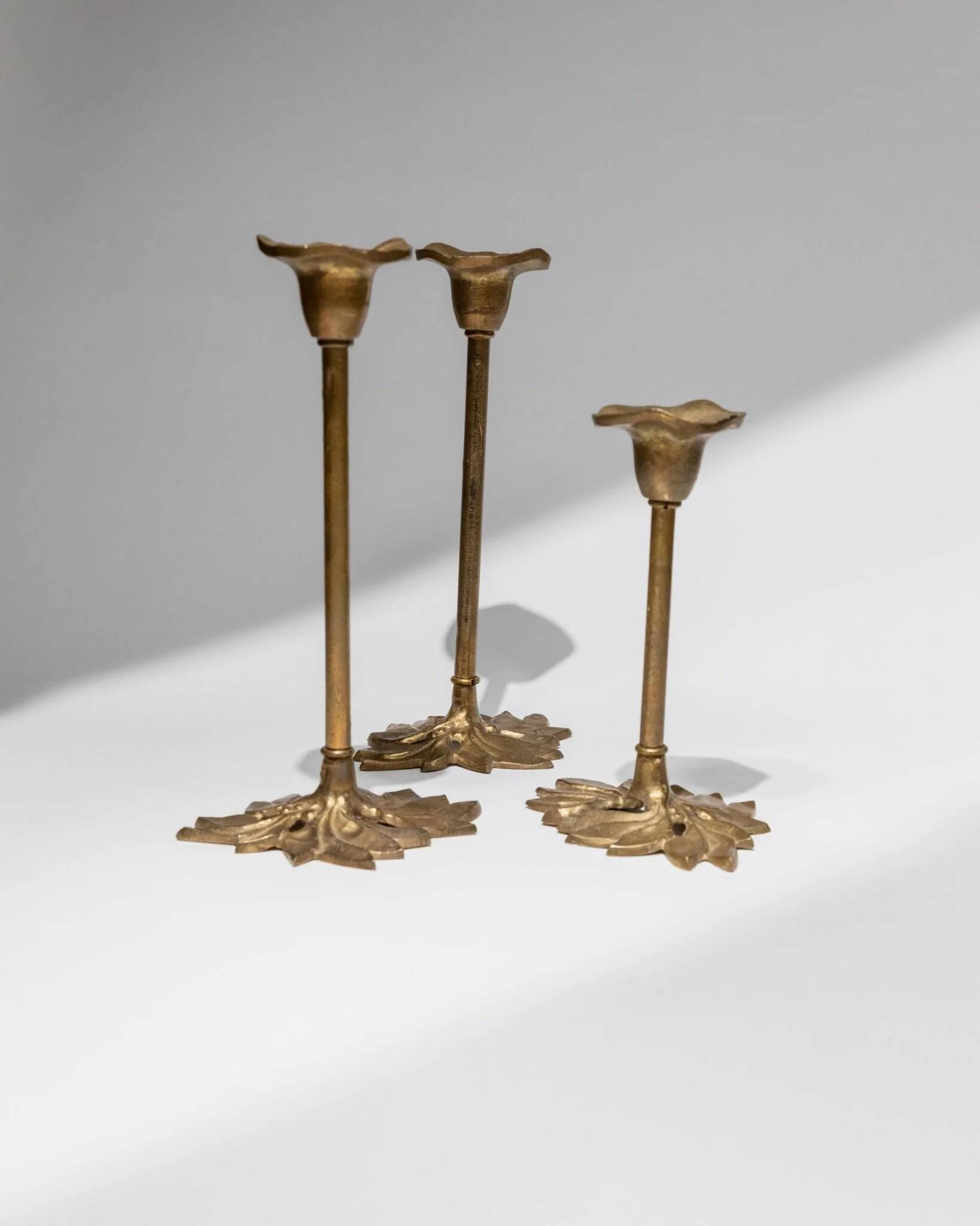 Set of 3 Doré Laiton Candle Holders – Art Nouveau Flower & Leaf Design, Italy, 1940s