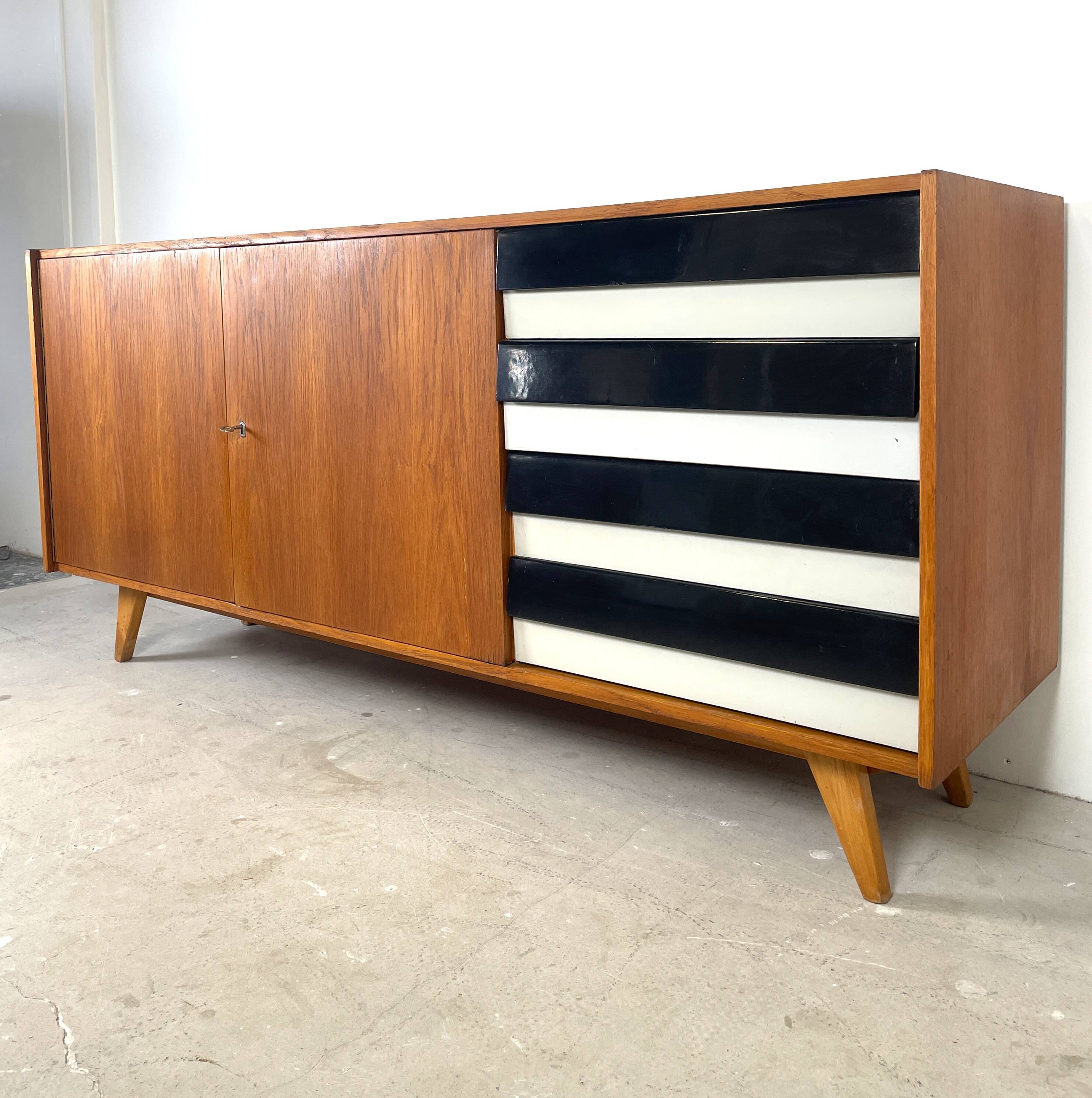 U460 sideboard with black/white drawers, Jiří Jiroutek