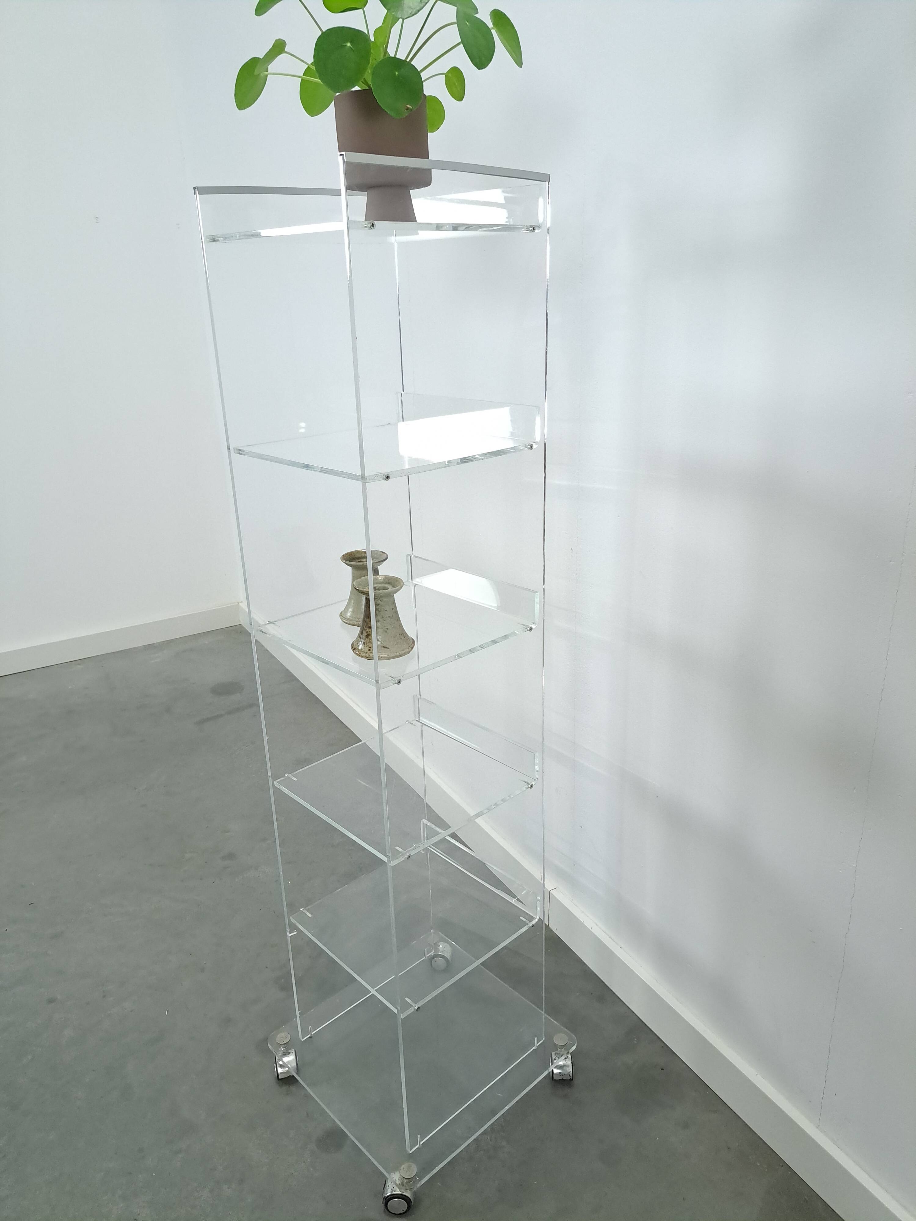 Armoire de rangement en plexiglas sur roulettes