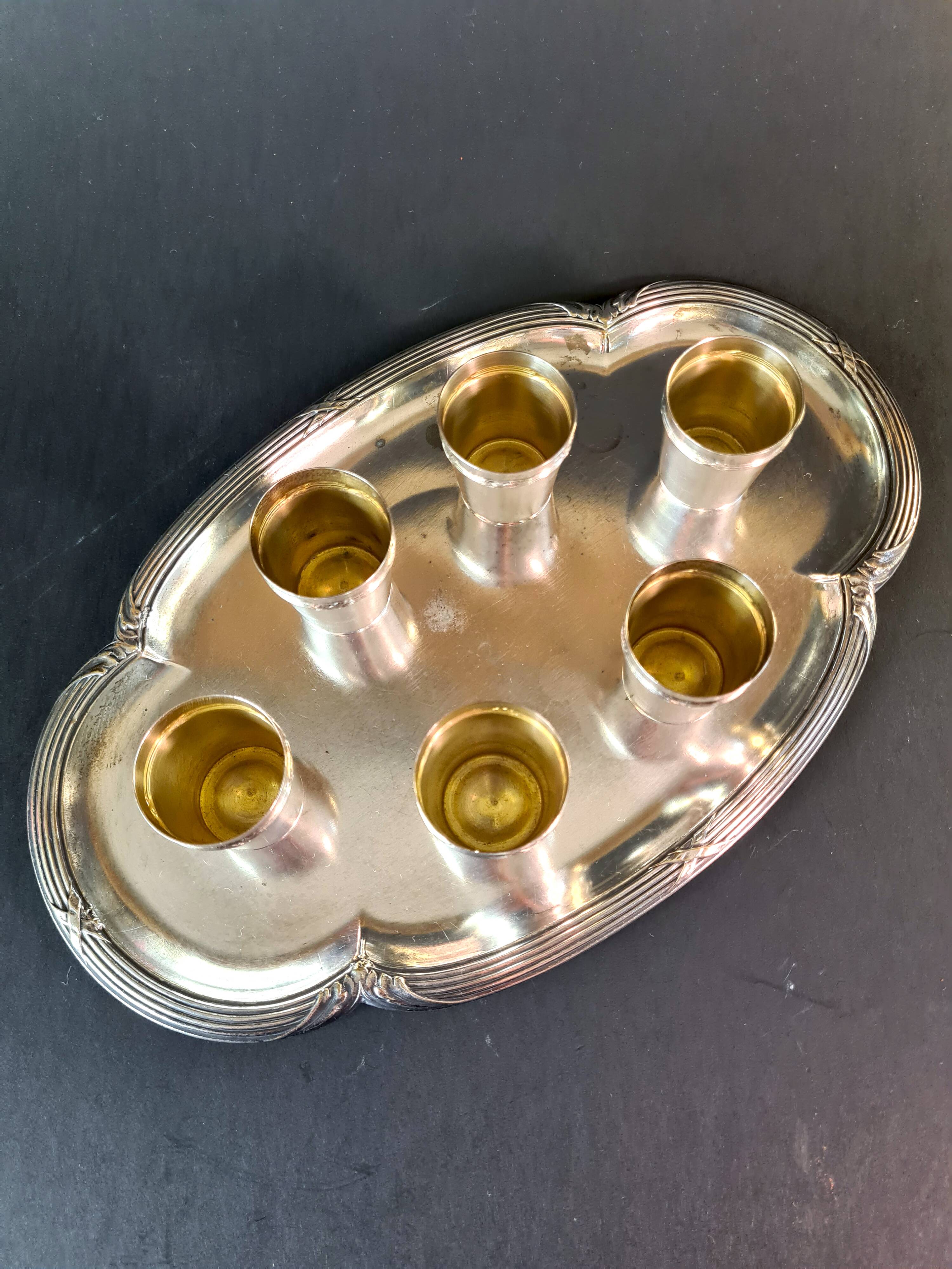 Élégance à l’ancienne : Service à vodka en métal argenté