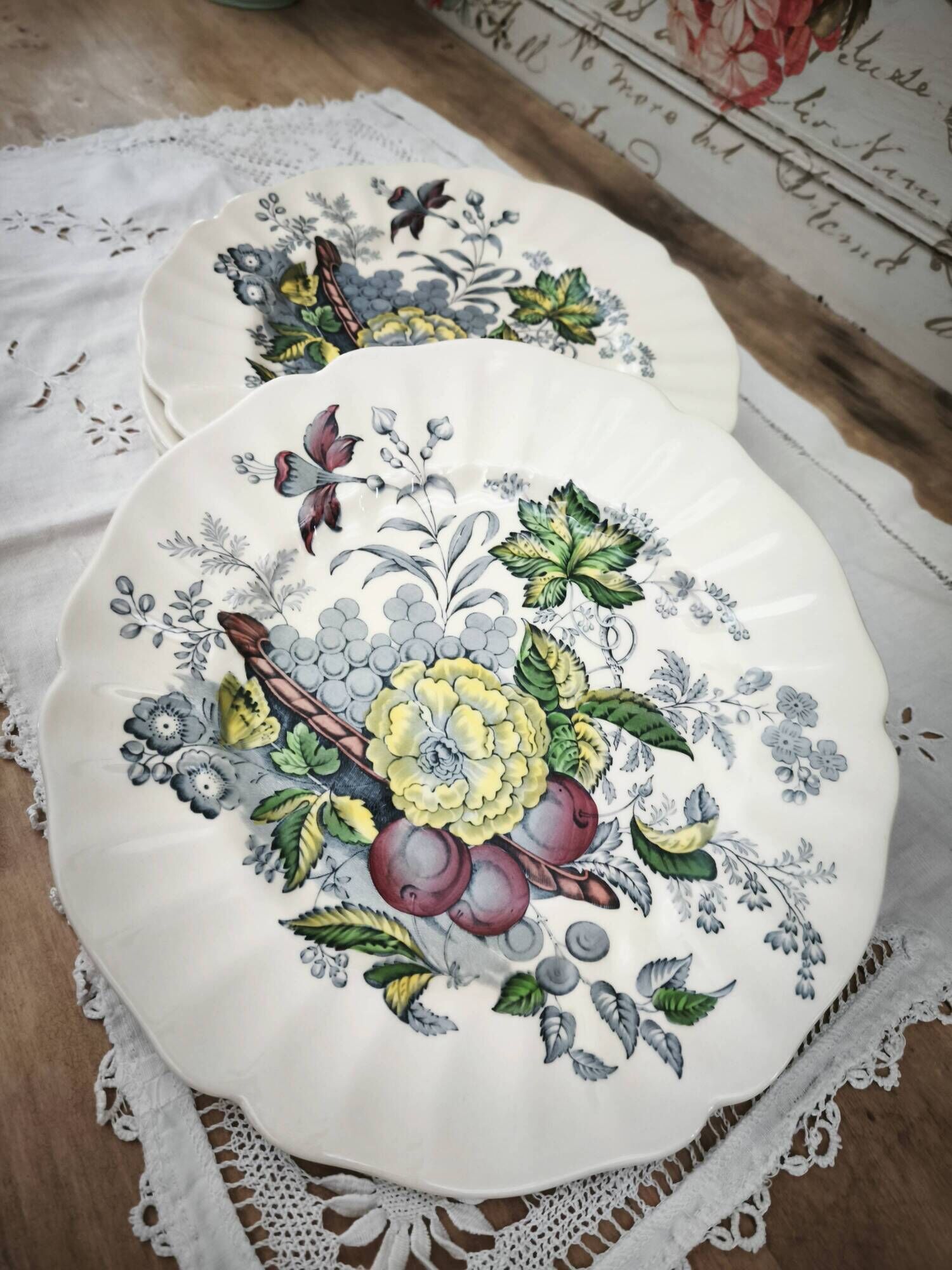 Set of 6 Royal Doulton dinner plates in the Kirkwood pattern.