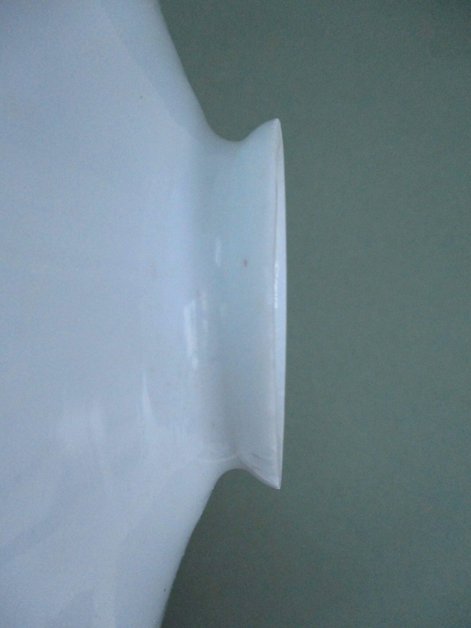 Suspension with serrated opaline lampshade