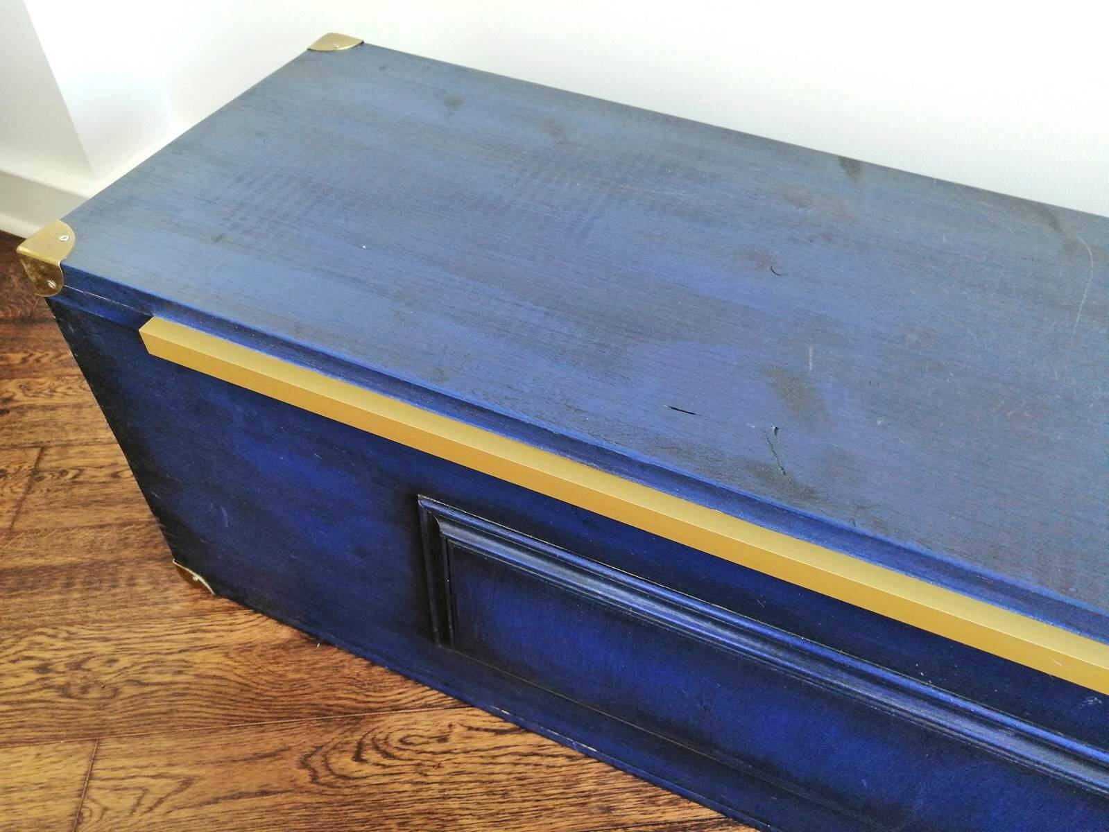 Coffre malle - banc en bois massif bleu Majorelle & laiton doré