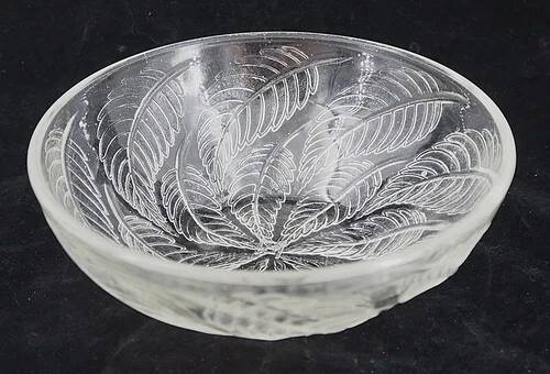 Cups "chestnut leaves" in Lalique glass, excellent condition, signed.