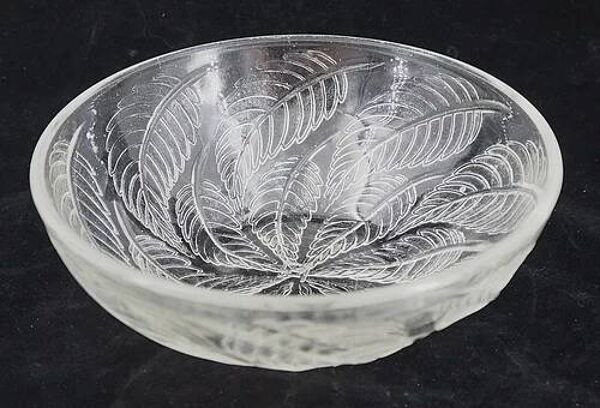 Coupe ''feuilles de chataigner'' en verre Lalique, excellent état, signée