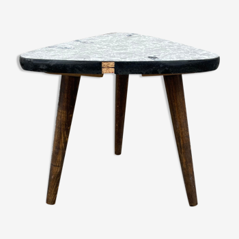 Guéridon triangulaire petite table basse grise volcanique tripode porte plante midcentury 1950