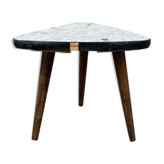 Guéridon triangulaire petite table basse grise volcanique tripode porte plante midcentury 1950