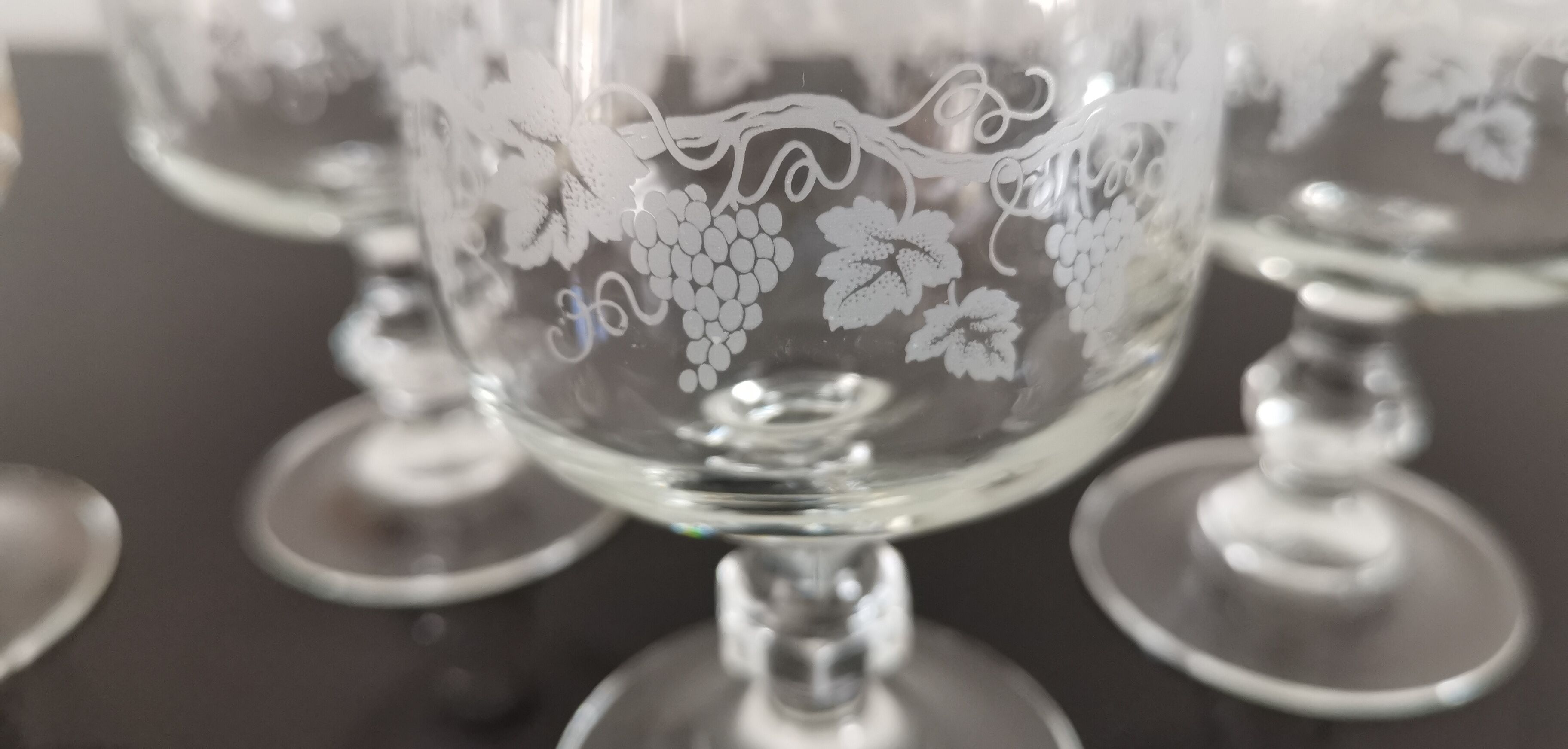 Set of 6 glasses on feet with water decoration grape and vine shoot