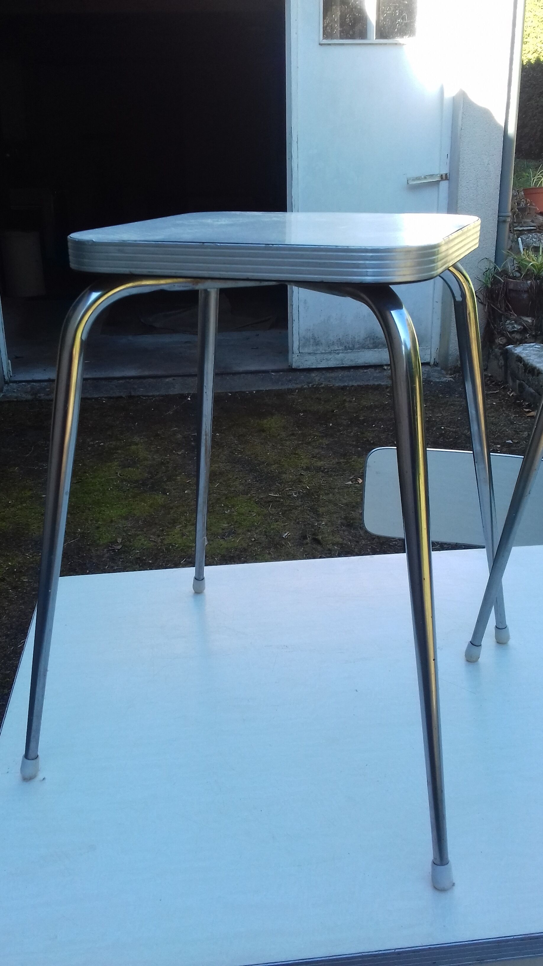 Table, chairs and stools formica