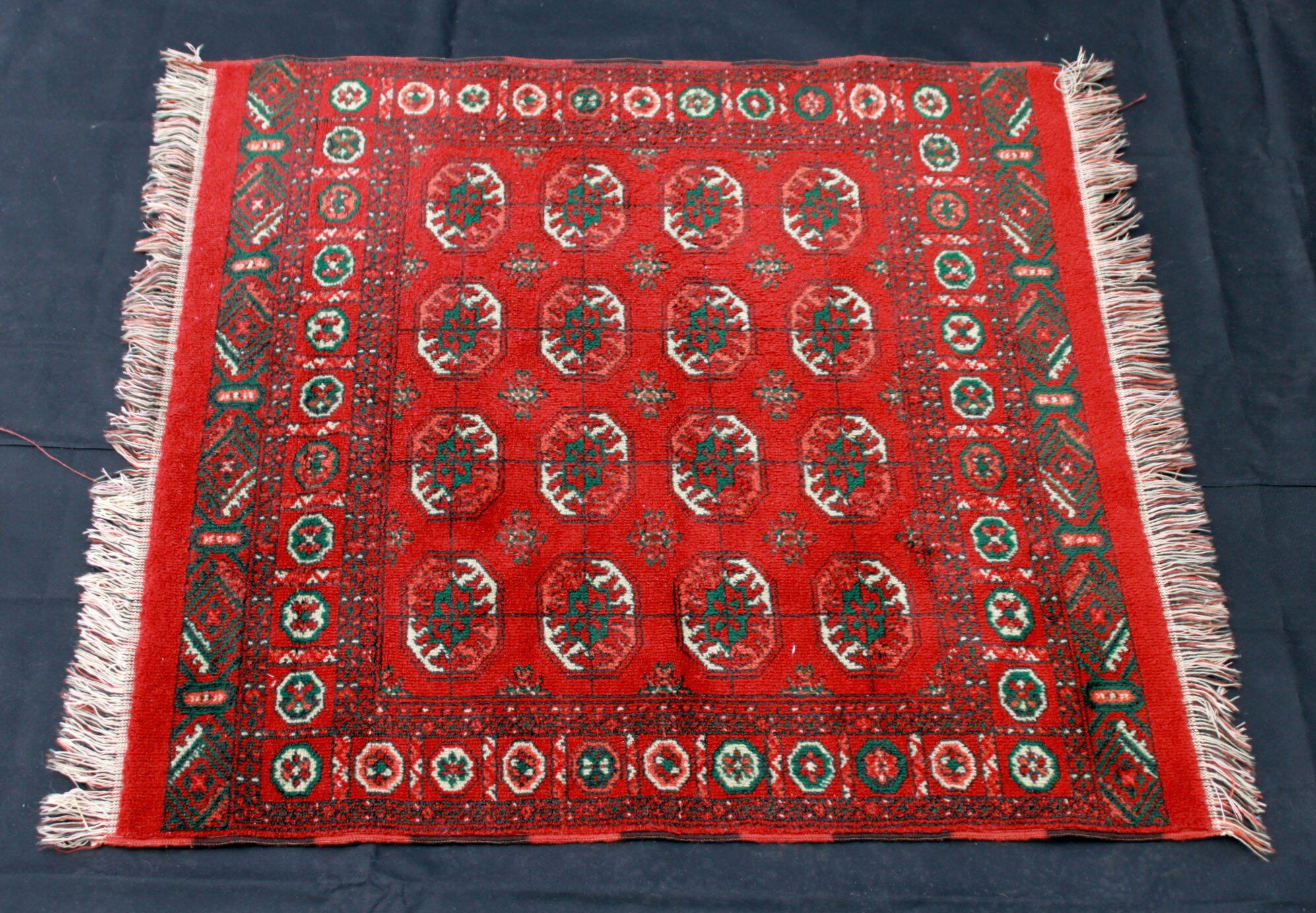 Persian rug, handmade. 100X102 cm.