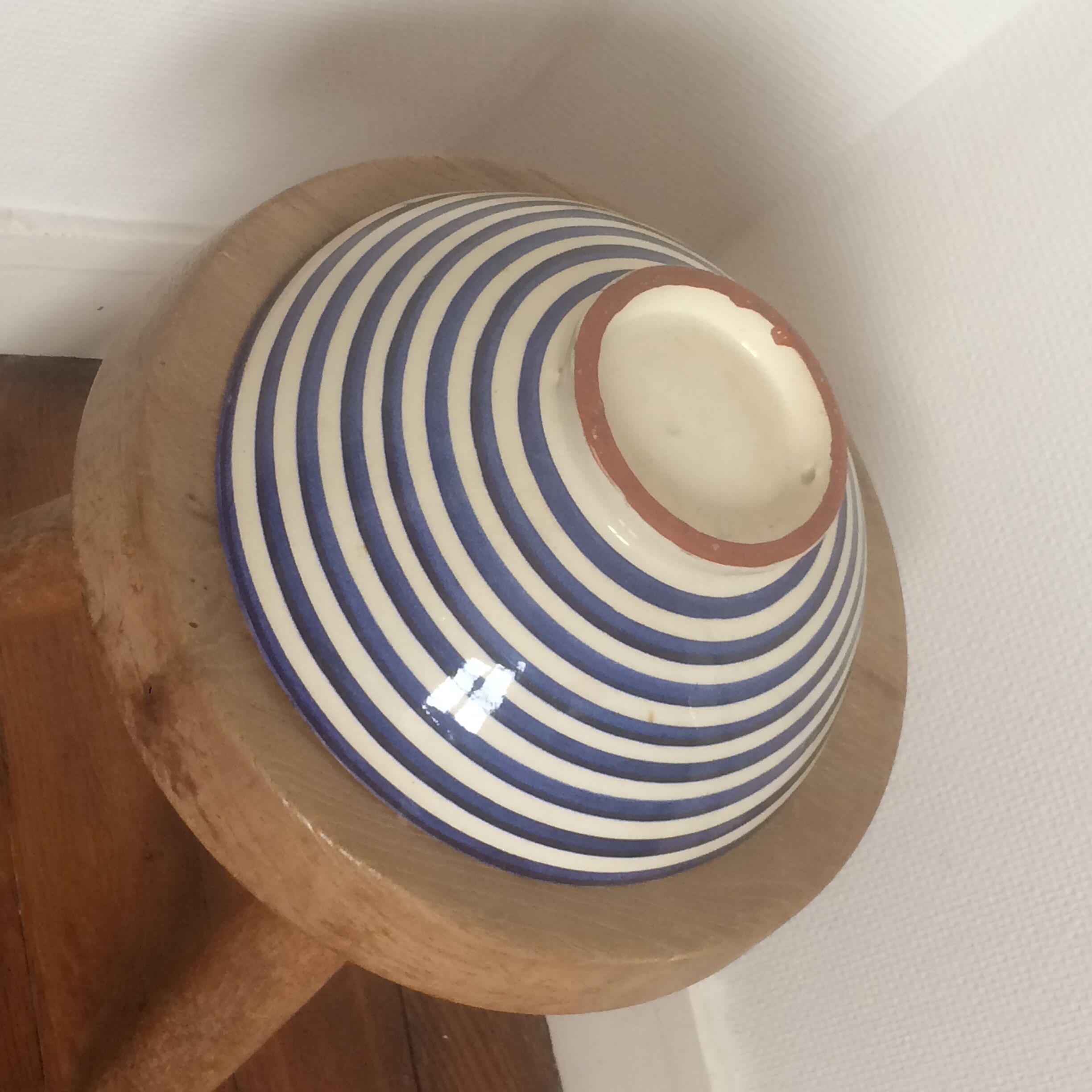 Saladier en terre rayé bleu et blanc