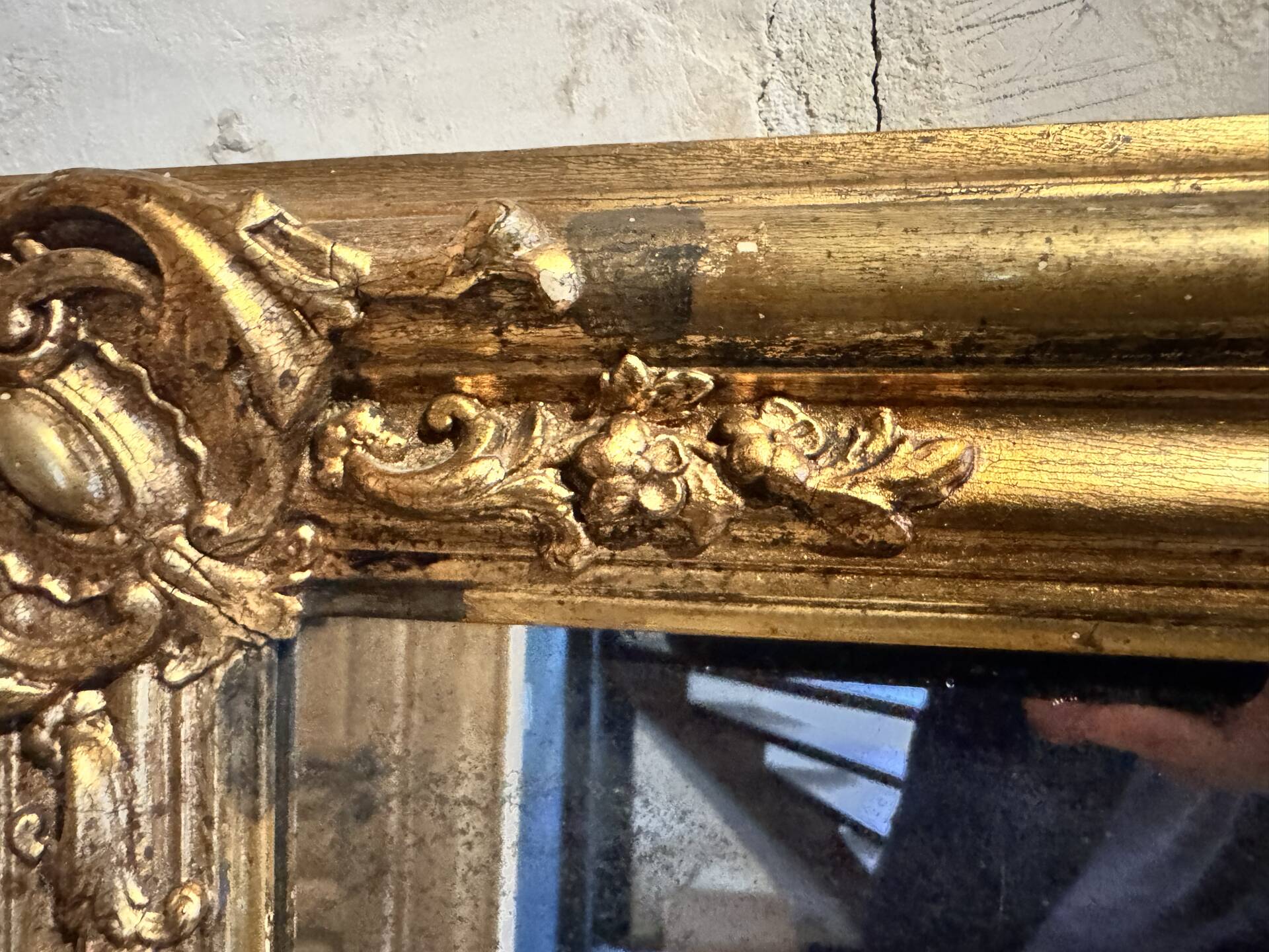 Miroir Louis XV, glace au mercure et bois doré, XIXe