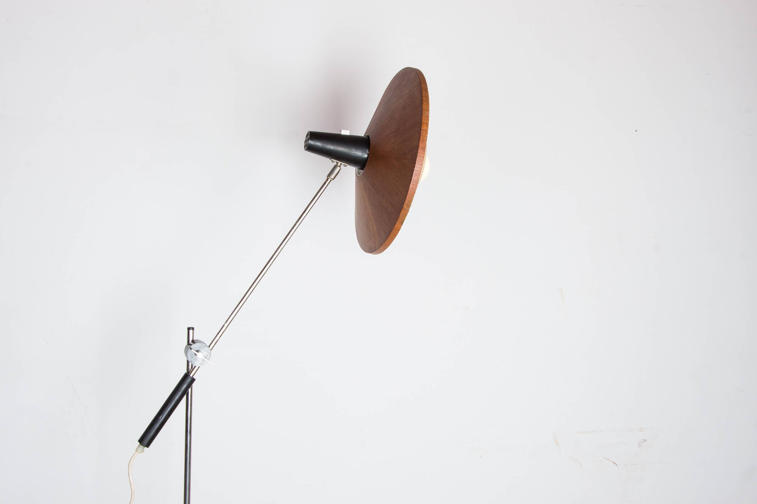 Large tilting floor lamp in steel and teak by Georges Frydman 1960.
