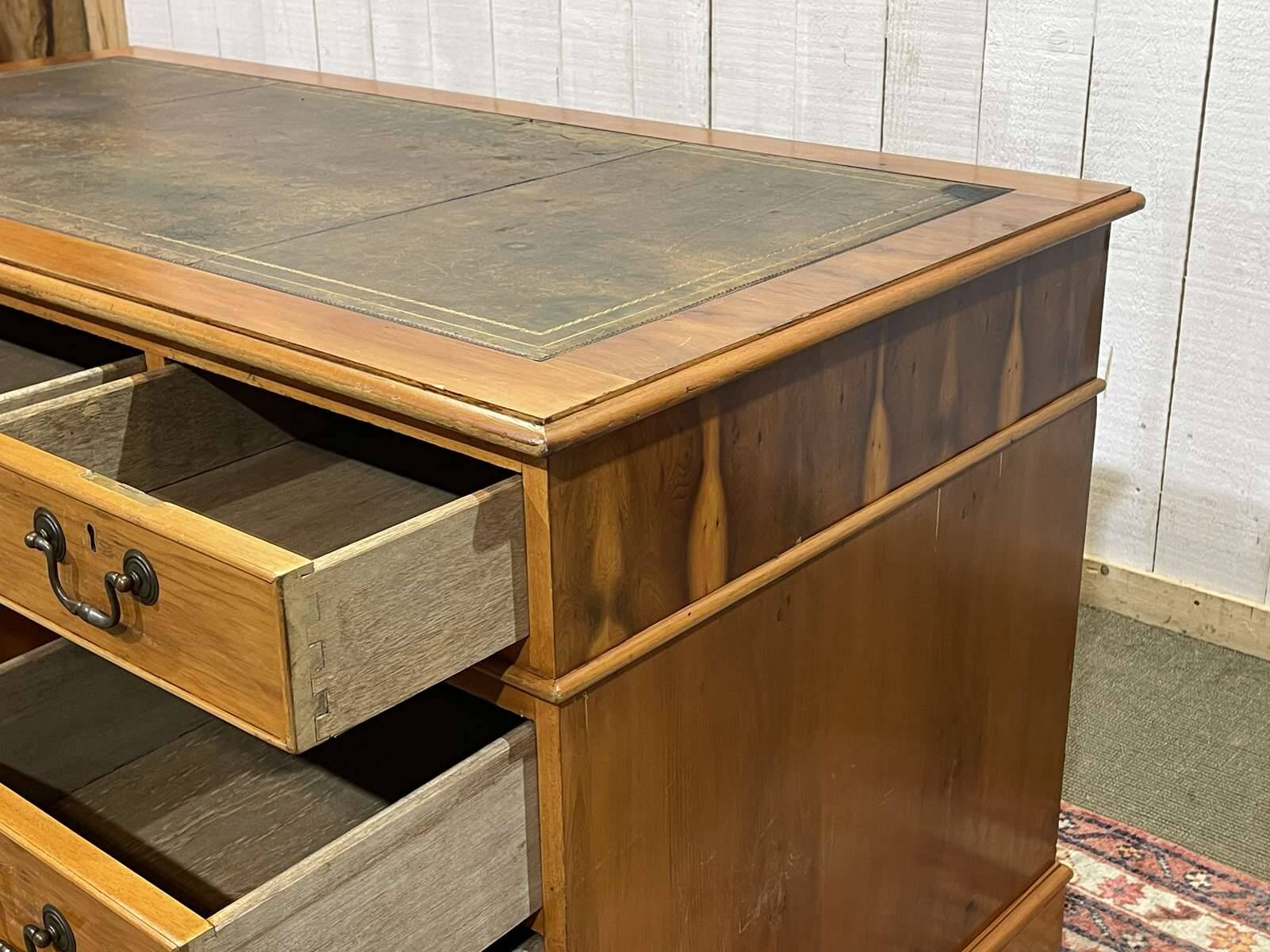 Bureau plat à caissons anglais des années 1950 en if