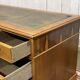 Bureau plat à caissons anglais des années 1950 en if