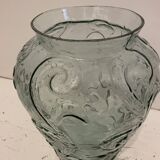 Vase en verre sculpté