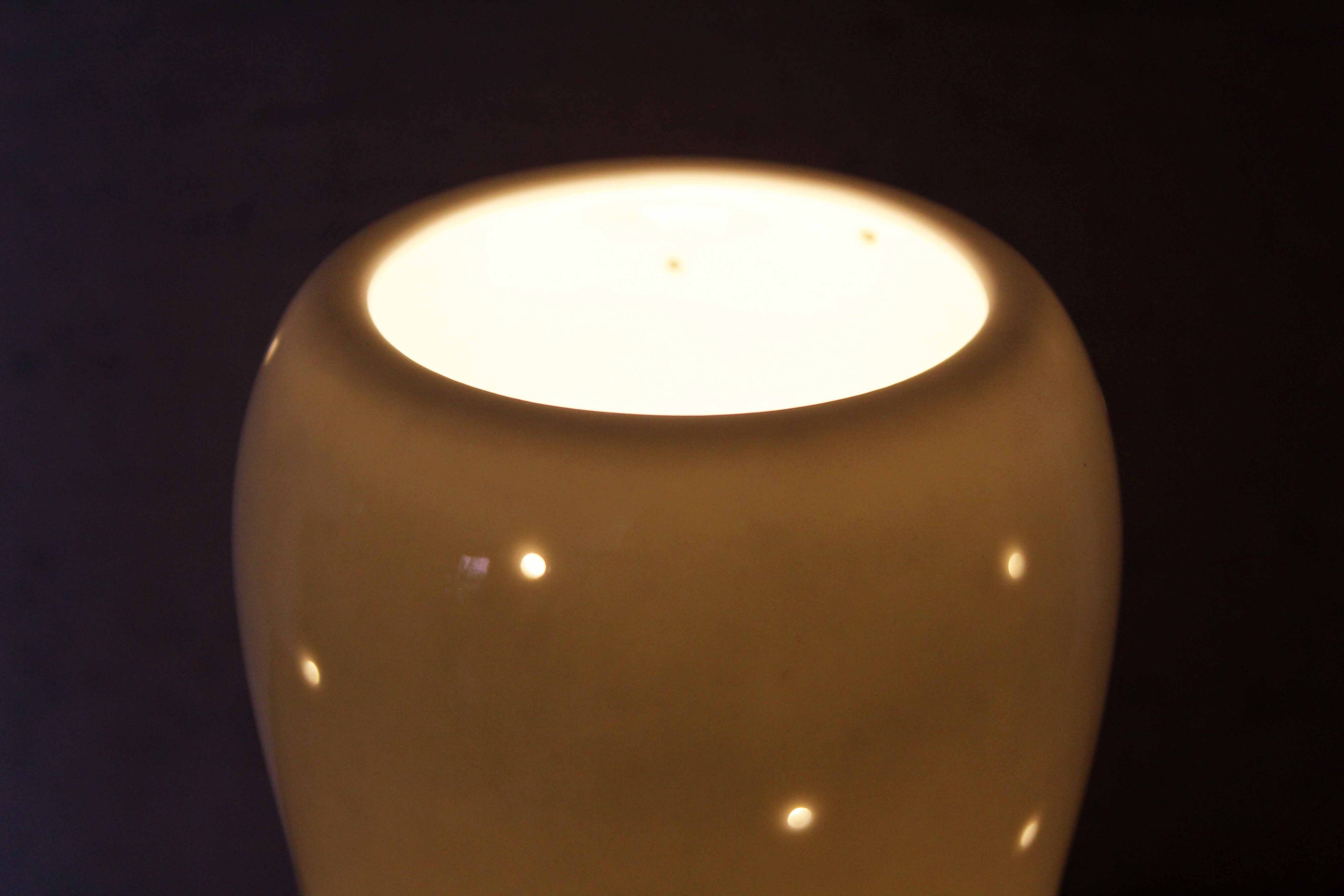 Porcelain table lamp