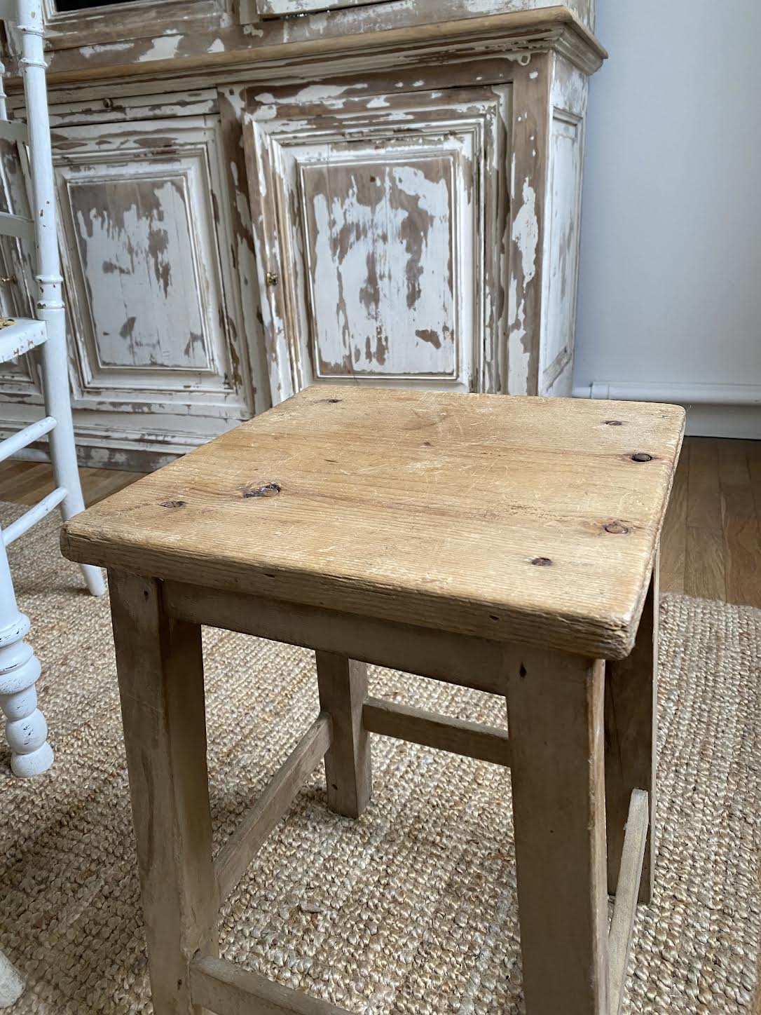 Tabouret d'atelier en bois brut